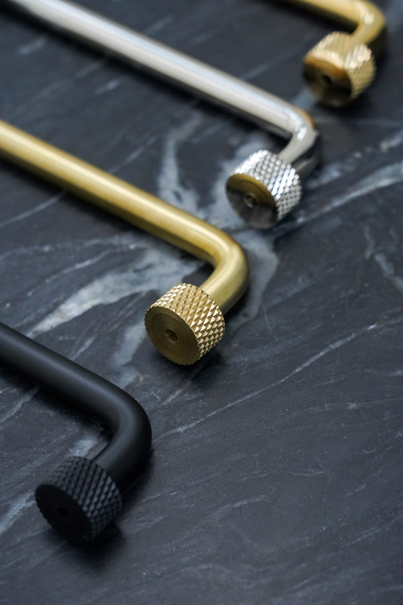 Køkkengreb i massiv messing uden lak. Grebet har runde fødder med riflet diamond cut mønster, som matcher til quooker armatur.