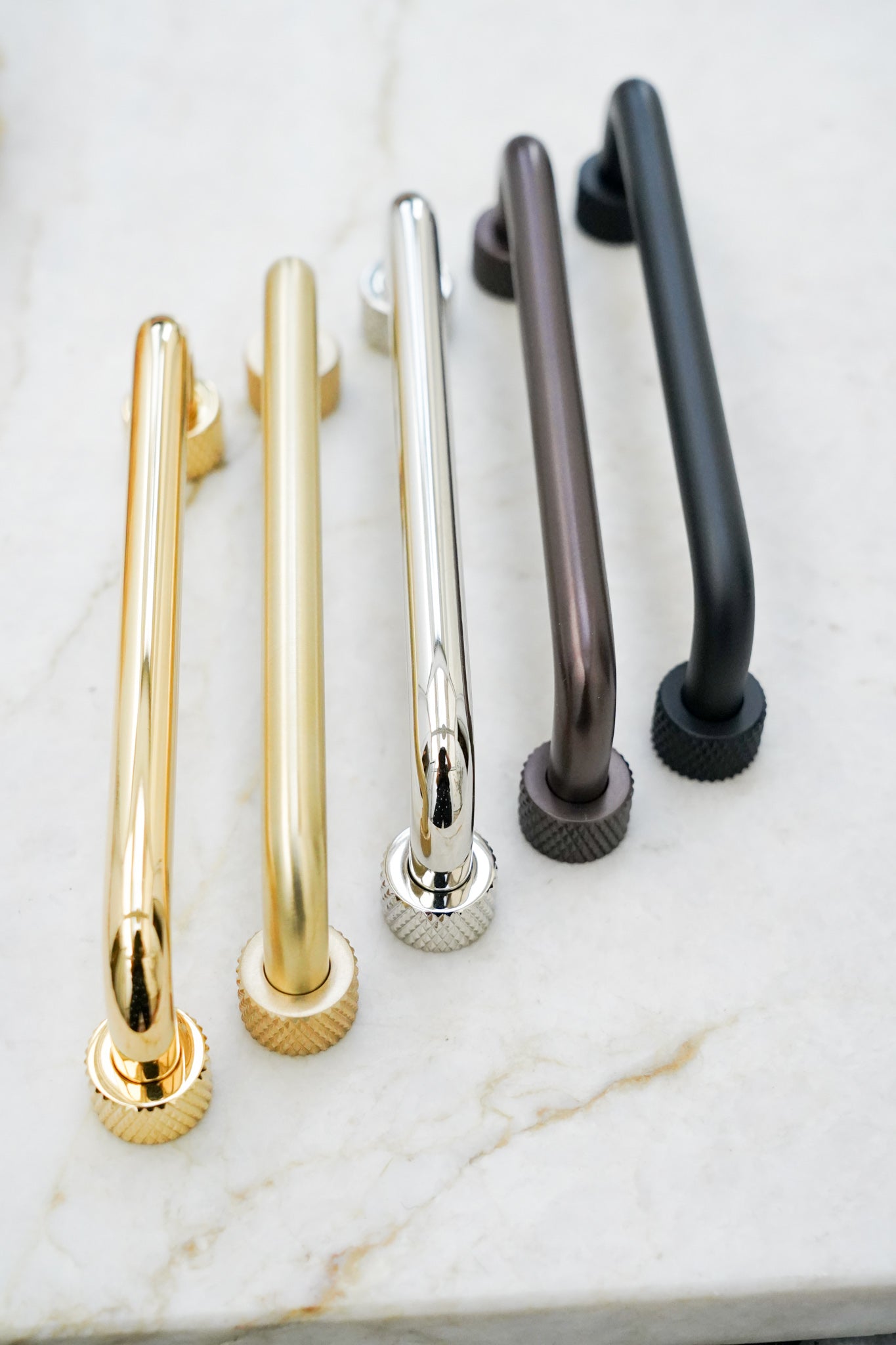 Køkkengreb i messing med en overflade i blank krom. Grebet har runde fødder med riflet diamond cut mønster, som matcher til quooker armatur.