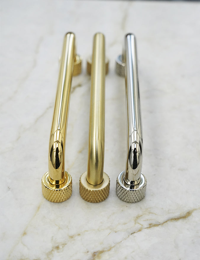 Køkkengreb i messing med en overflade i blank krom. Grebet har runde fødder med riflet diamond cut mønster, som matcher til quooker armatur.