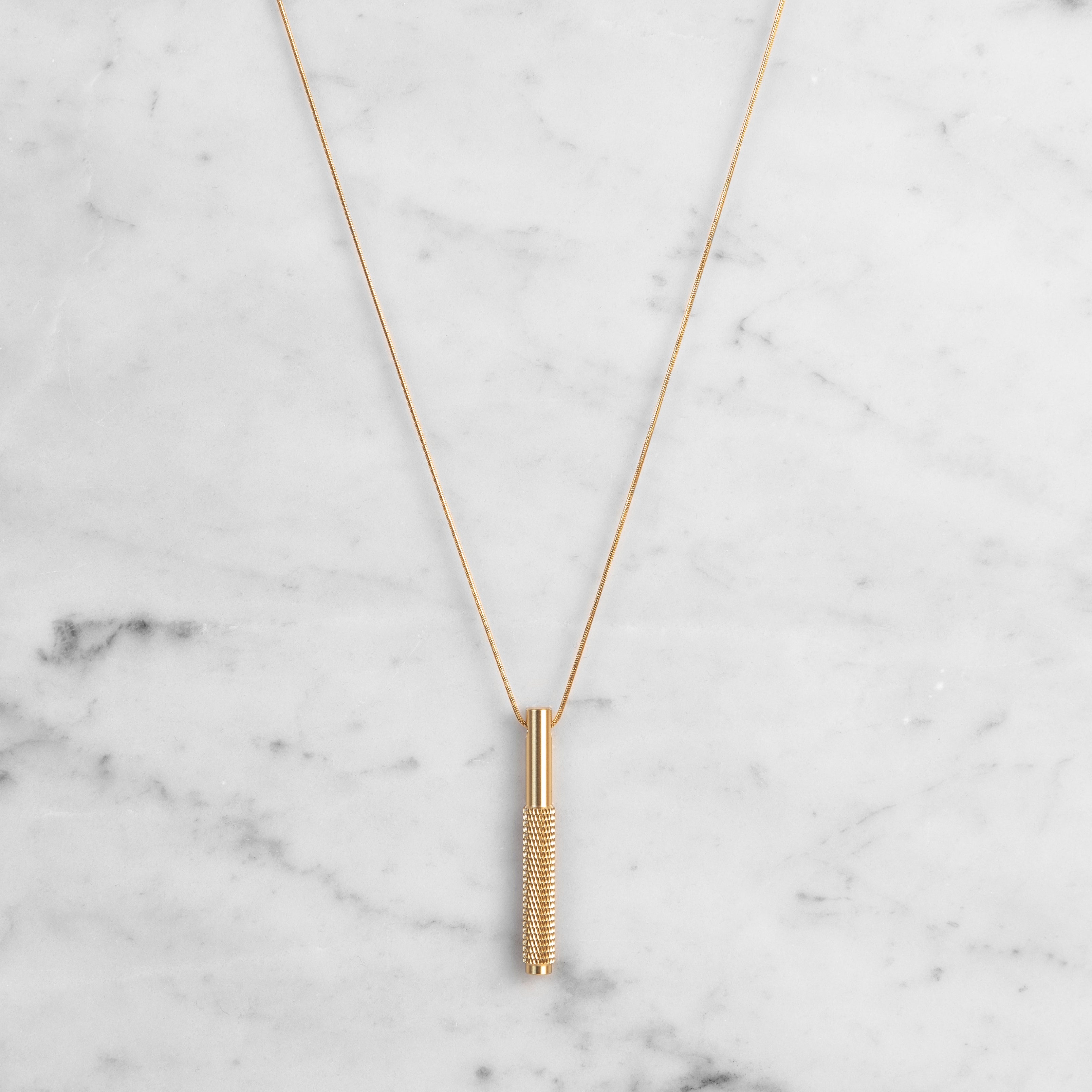 Halskæde og vedhæng i messing. Vedhænget er udsmykket med det populære diamond cut mønster.