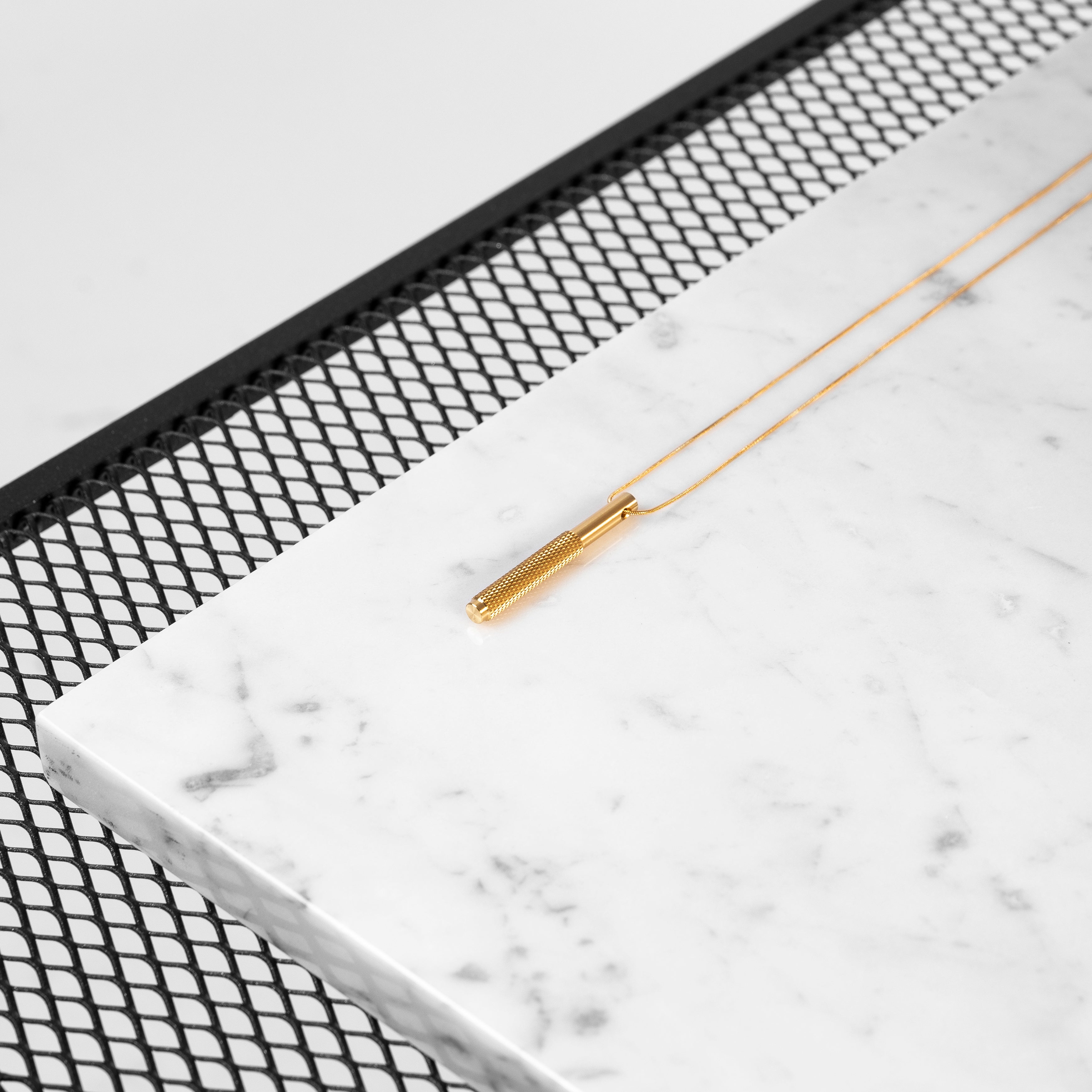 Halskæde og vedhæng i messing. Vedhænget er udsmykket med det populære diamond cut mønster.