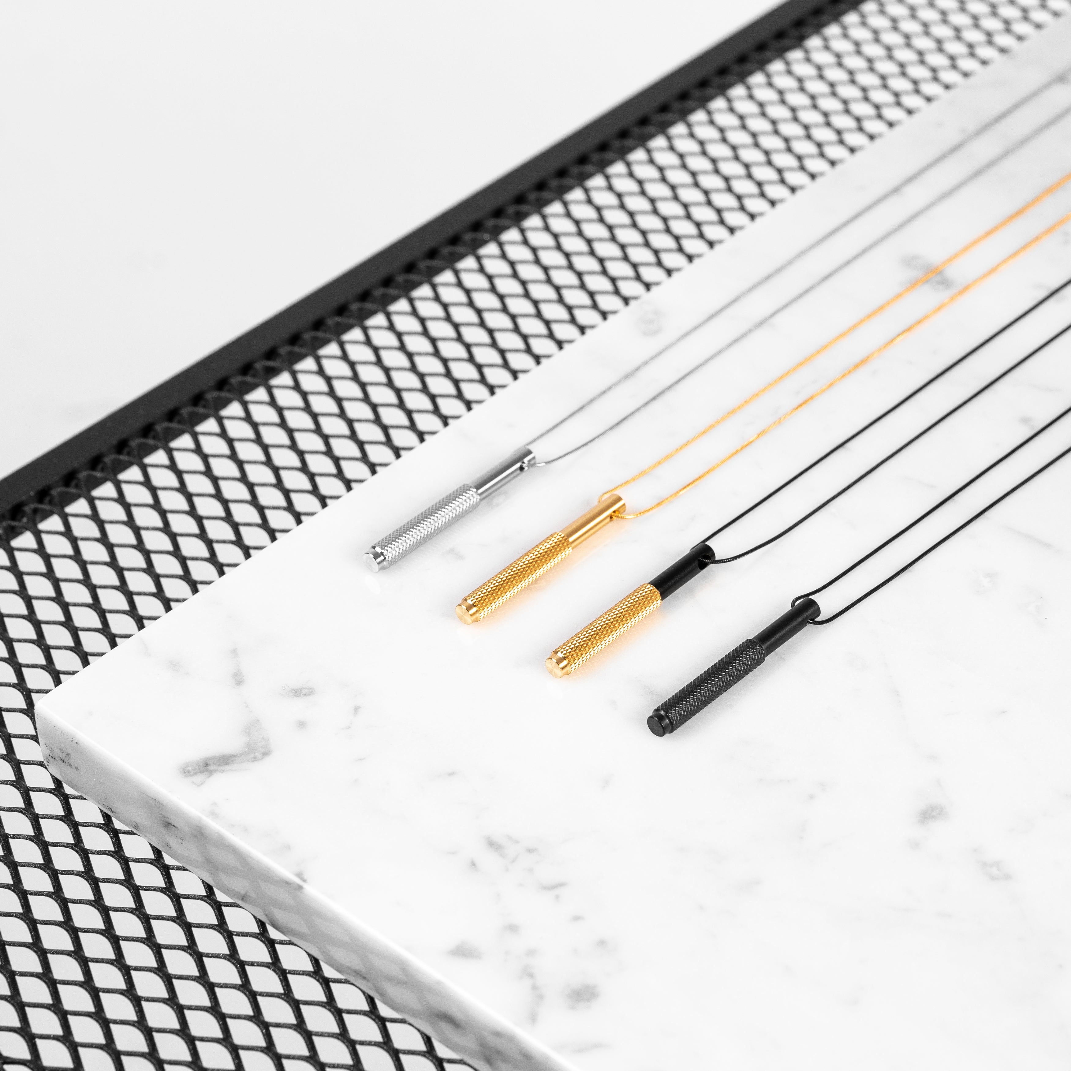 Halskæde og vedhæng i messing. Vedhænget er udsmykket med det populære diamond cut mønster.