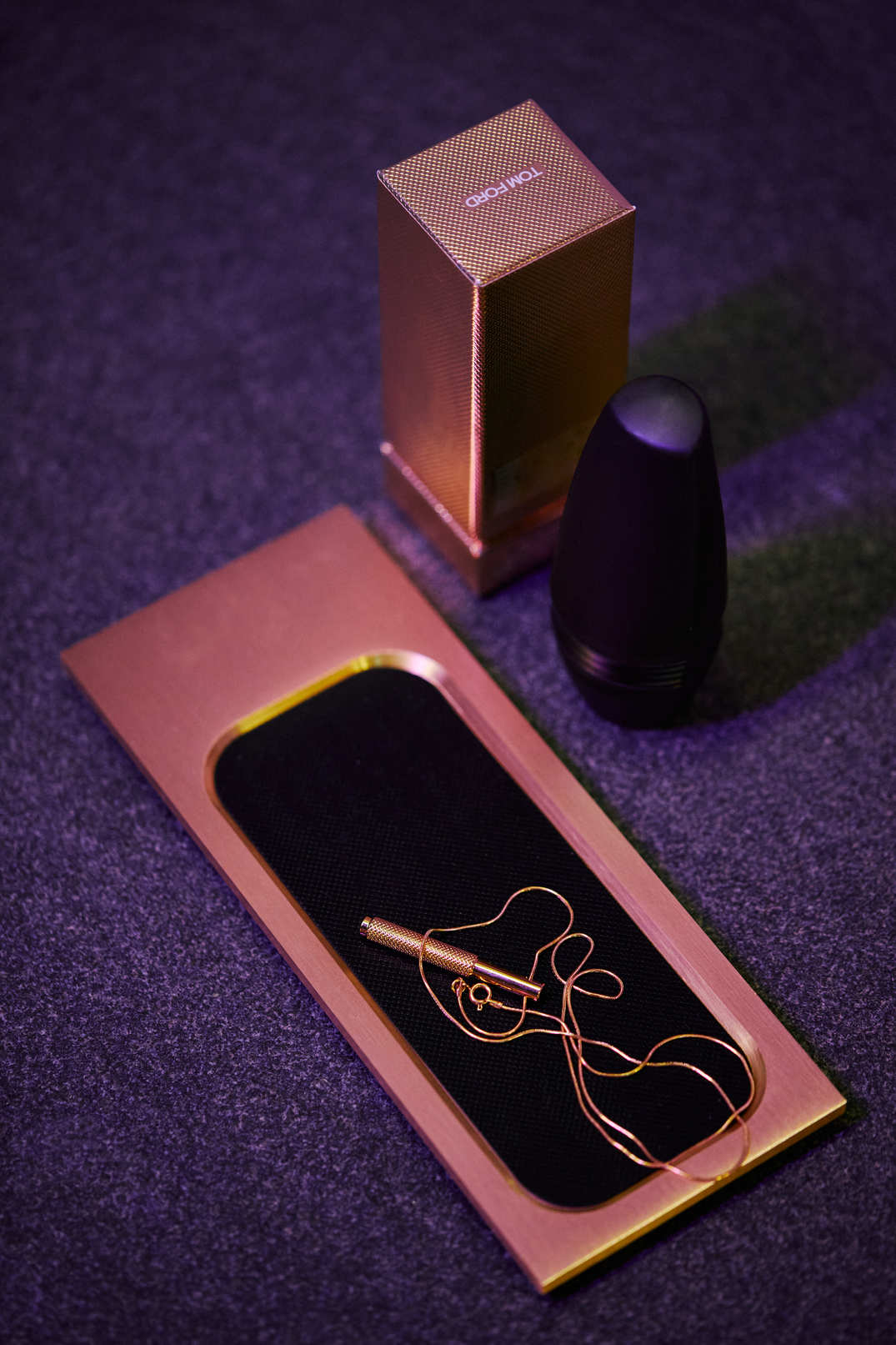 Halskæde og vedhæng i messing. Vedhænget er udsmykket med det populære diamond cut mønster.