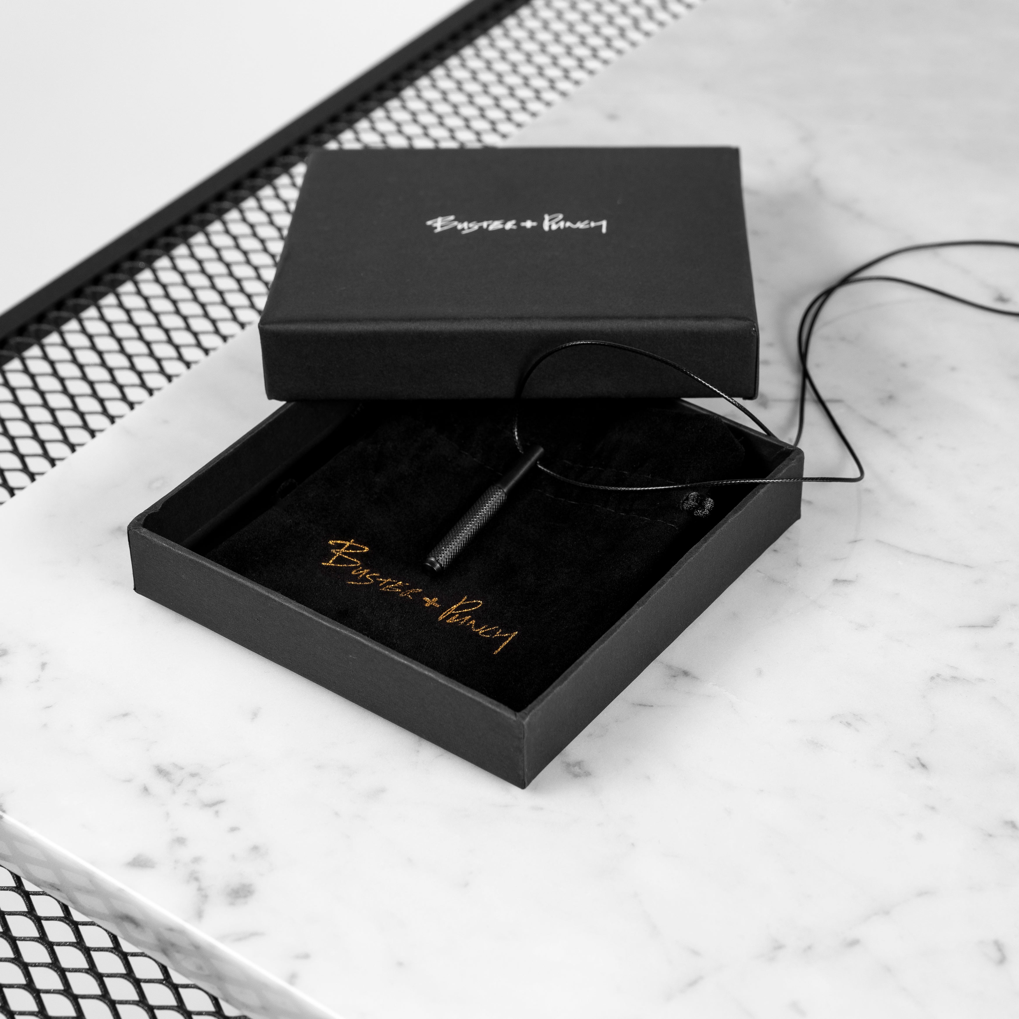 Vertical halskæde, sort • Buster + Punch