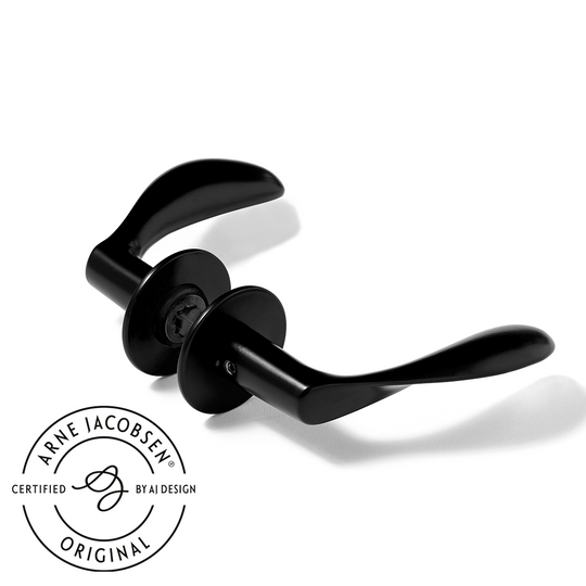 Arne Jacobsen dørhåndtag - AJ111 dørgreb, mat sort (RAL 9005), stor model med snap-on cover  • d line