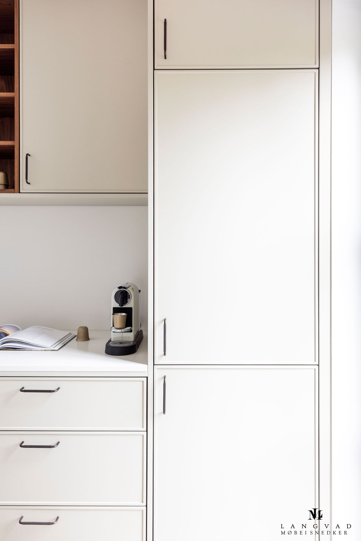 Køkkengreb med diamond cut i bronze / bruneret messing - Østerbro • Chr. Jørgensen