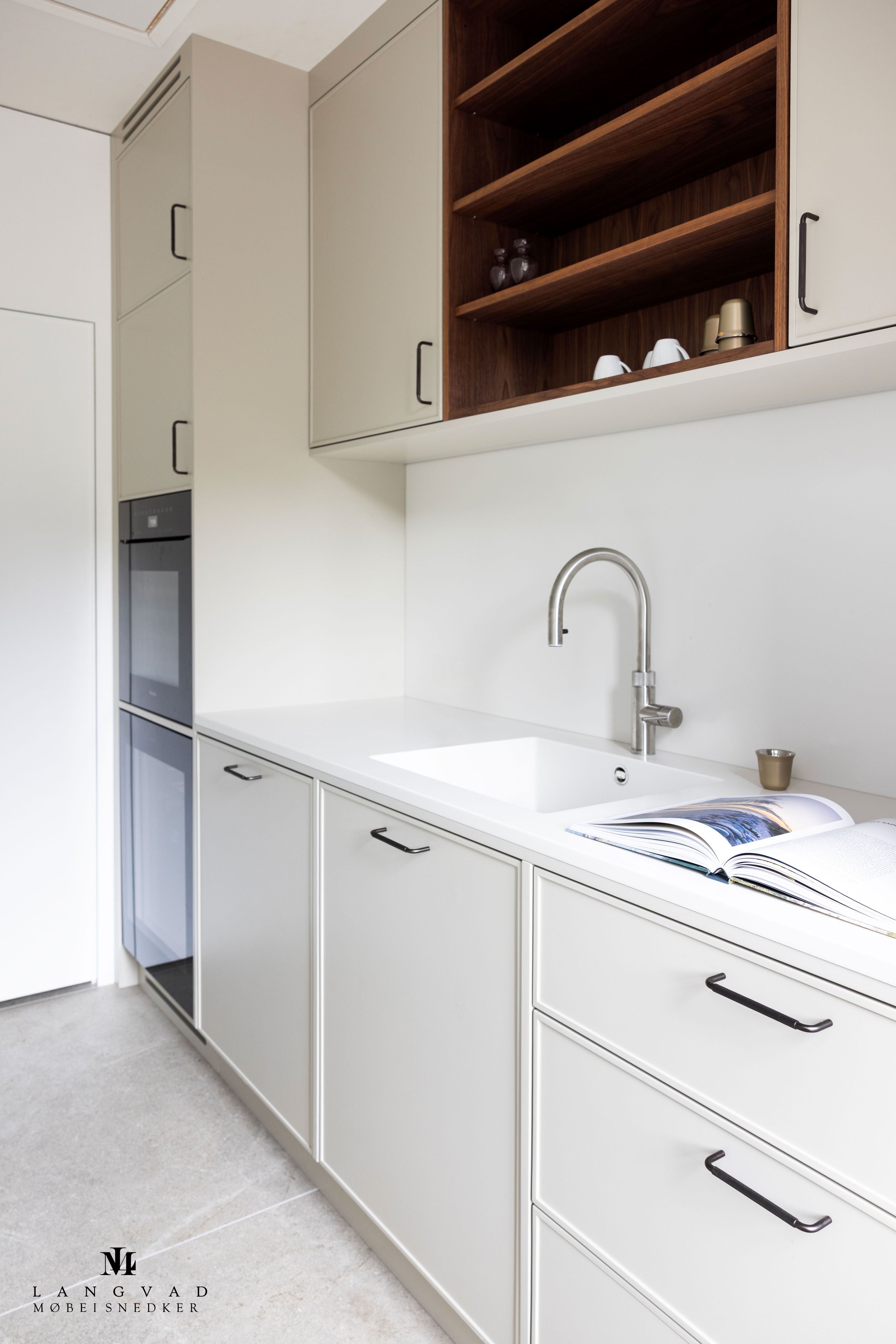 Køkkengreb med diamond cut i bronze / bruneret messing - Østerbro • Chr. Jørgensen
