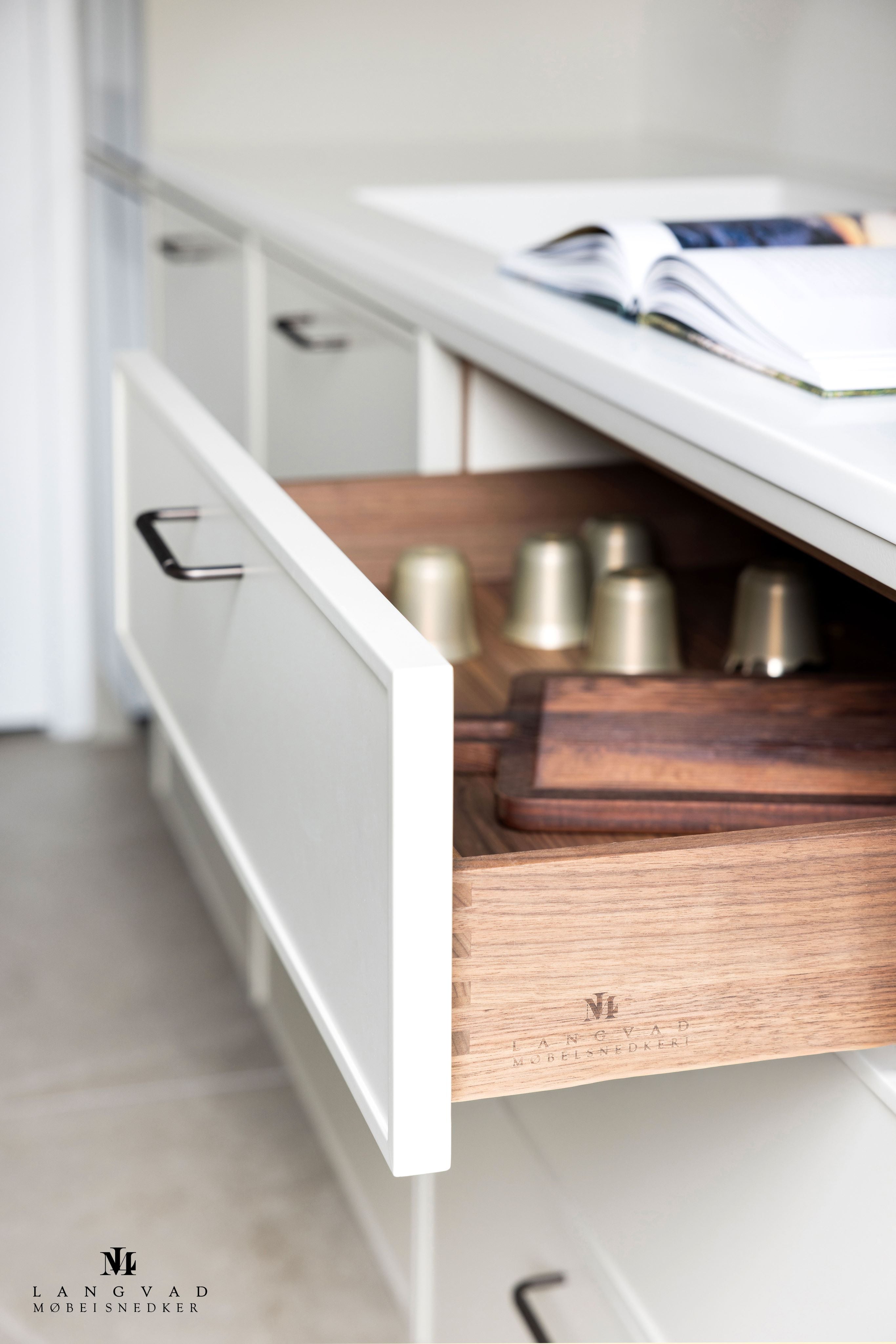 Køkkengreb med diamond cut i bronze / bruneret messing - Østerbro • Chr. Jørgensen