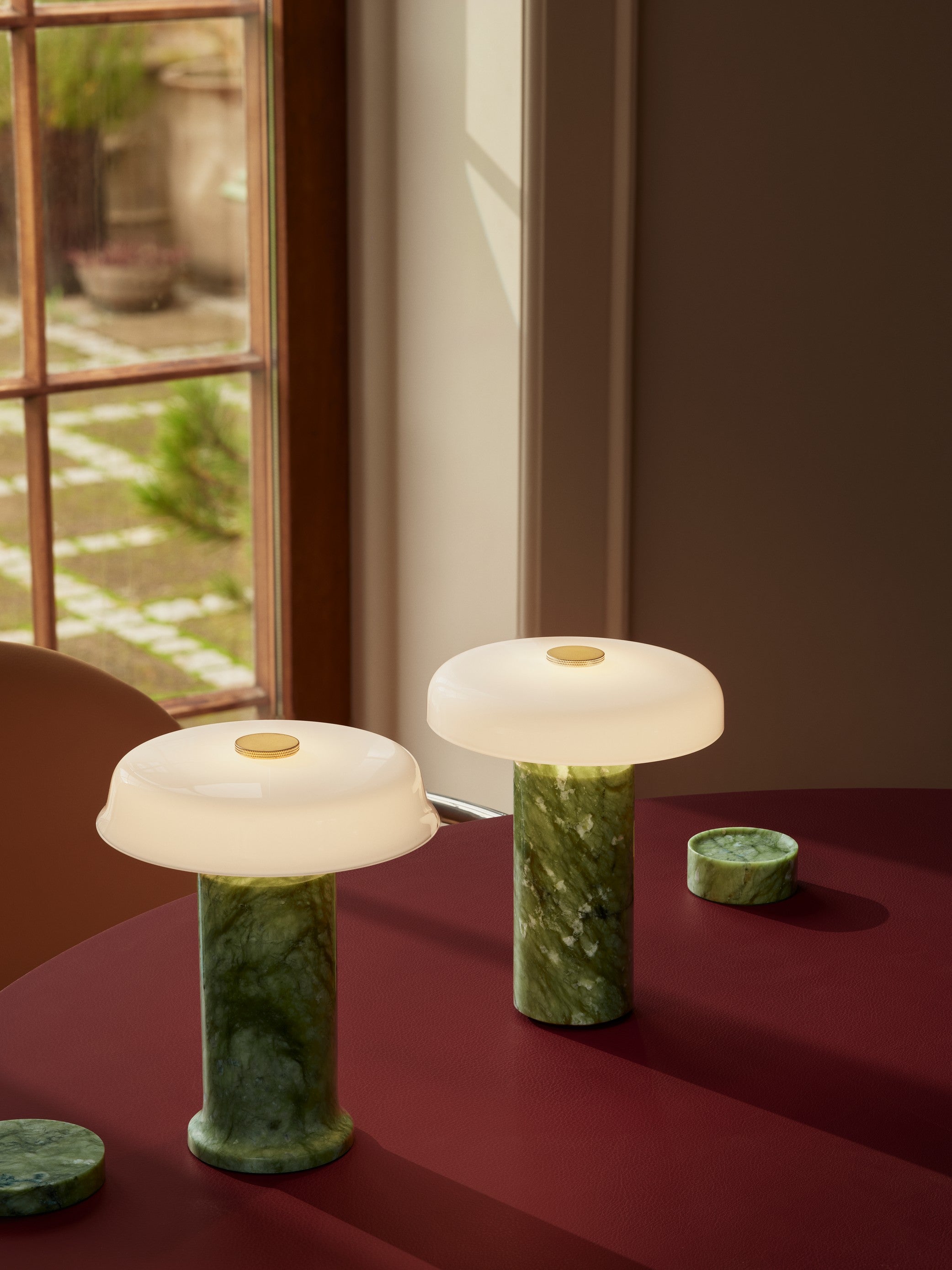 TRIP No. 2 portable bordlampe, apple/opal glossy • Design by Us