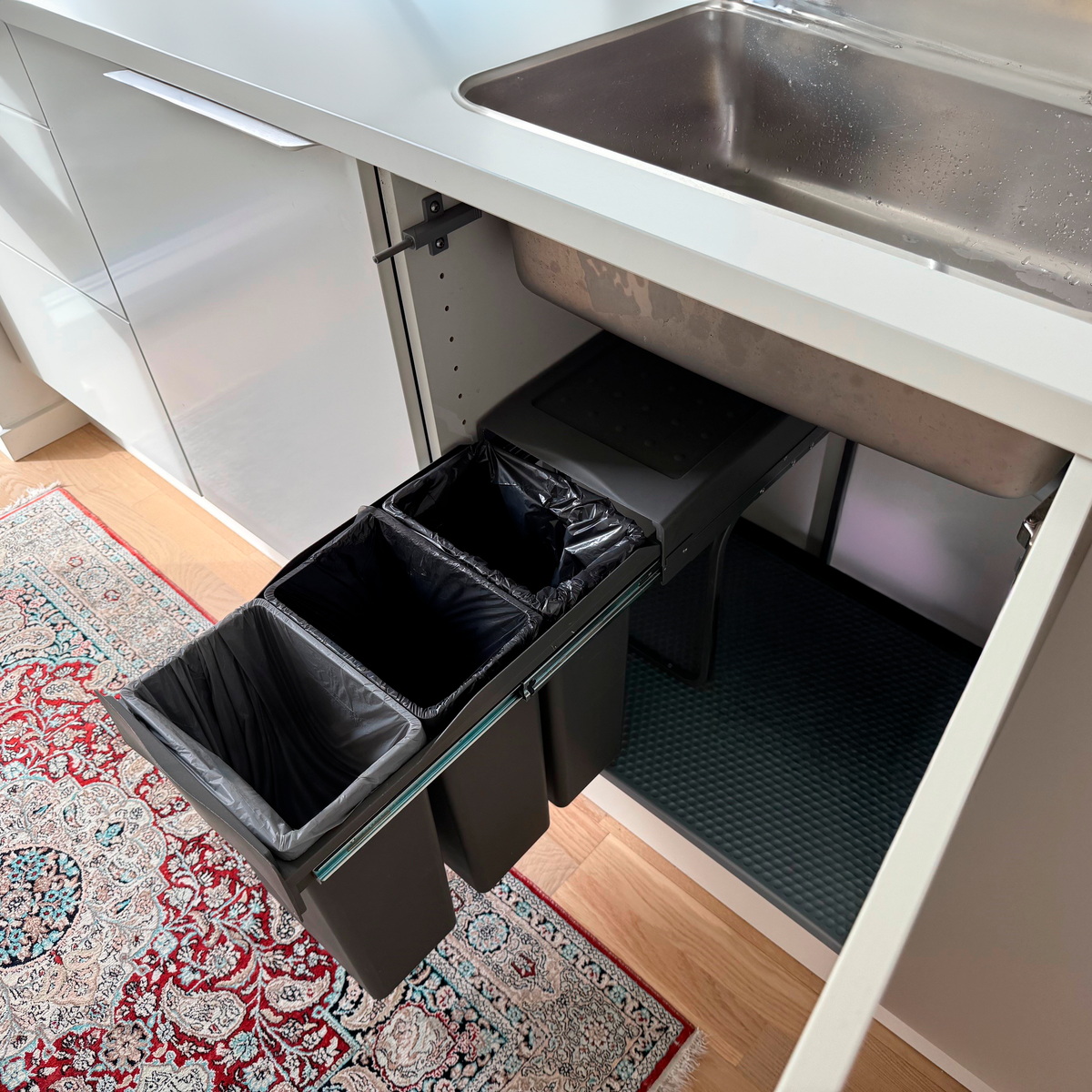 Affaldssystem til køkkenskab med 3x10 liter spande i mørkegrå og fuldudtræk • Copenhagen 3-30 new