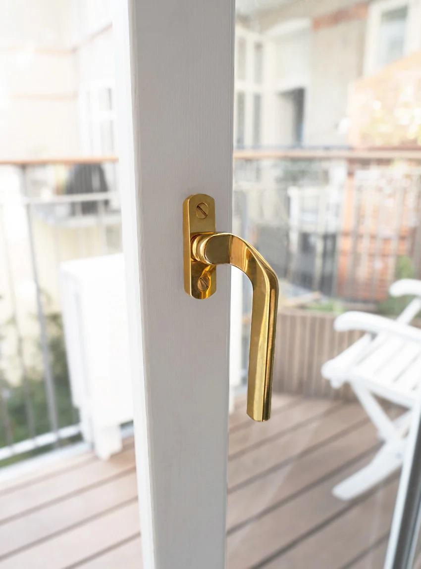 Vinduesgreb Mikkelborg, poleret blank messing uden lak  • KYNER & Co