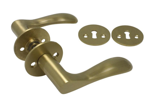 Bellevue dørhåndtag i børstet messing med lak inkl. roset og nøgleskilt c/c 30 mm