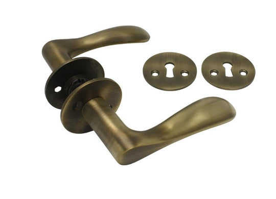 Bellevue dørhåndtag i børstet antik messing med lak inkl. roset og nøgleskilt c/c 30 mm