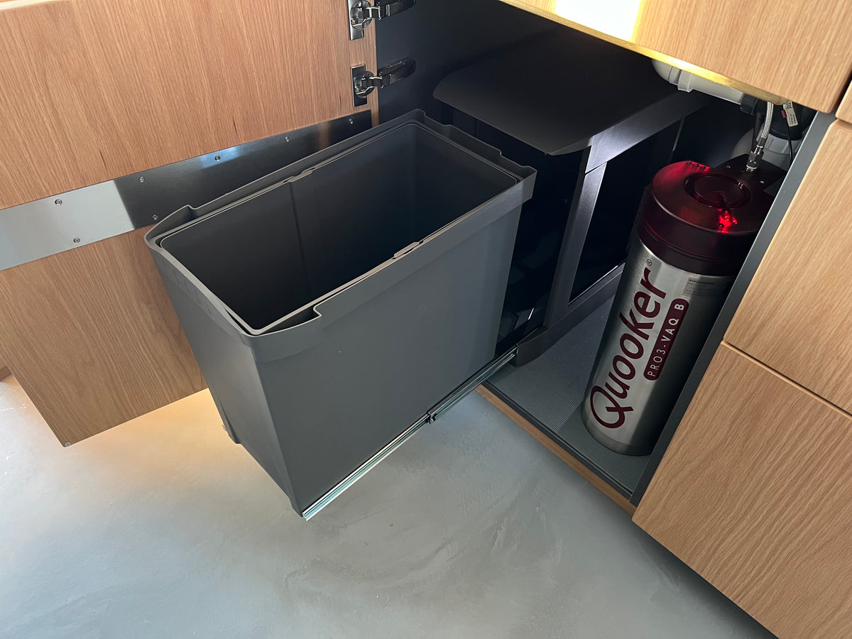 Affaldssystem til køkkenskab med 1x30 liter spand i mørkegrå og automatisk fuldudtræk • Amsterdam 1-30 - Copenhagenhomedesign