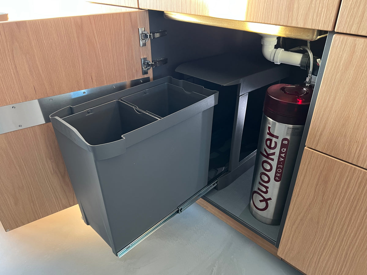 Affaldssystem til køkkenskab med 2x14 liter spande i mørkegrå og automatisk fuldudtræk • Amsterdam 2-28 - Copenhagenhomedesign