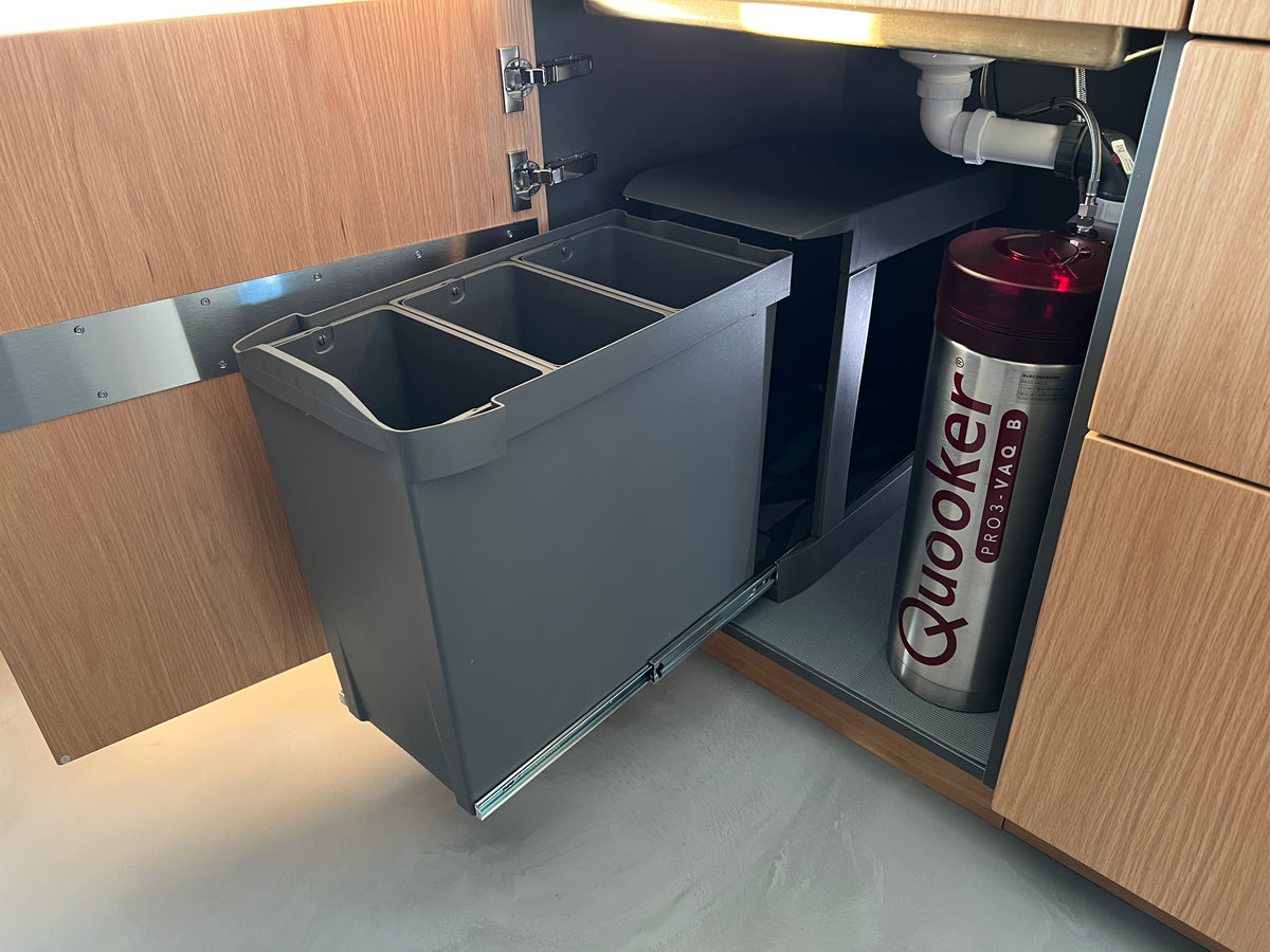 Affaldssystem til køkkenskab med 3x10 liter spande i mørkegrå og automatisk fuldudtræk • Amsterdam 3-30 - Copenhagenhomedesign