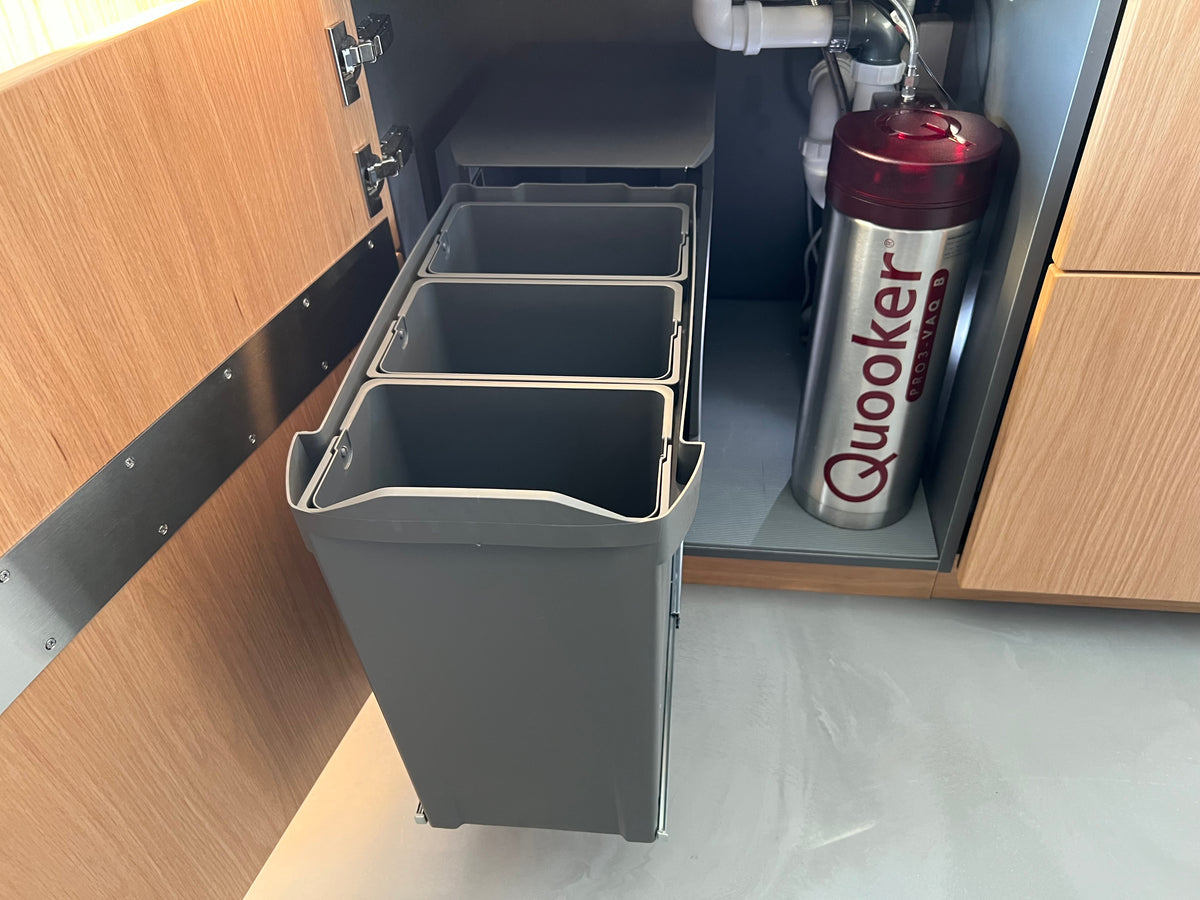 Affaldssystem til køkkenskab med 3x10 liter spande i mørkegrå og automatisk fuldudtræk • Amsterdam 3-30 - Copenhagenhomedesign