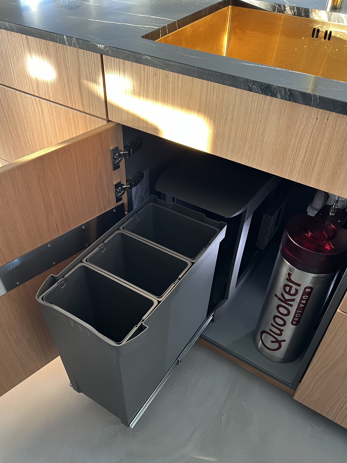 Affaldssystem til køkkenskab med 3x10 liter spande i mørkegrå og automatisk fuldudtræk • Amsterdam 3-30 - Copenhagenhomedesign