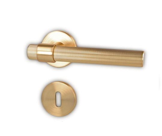 Dørhåndtag Justa i børstet messing look inkl. roset og nøgleskilt