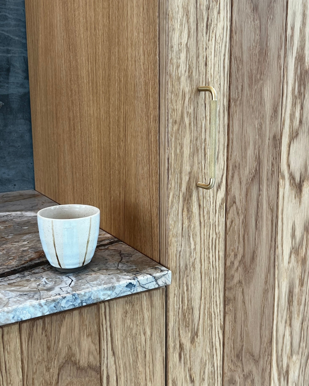 Køkkengreb med diamond cut i børstet messing uden lak - Østerbro • Chr. Jørgensen - Copenhagenhomedesign