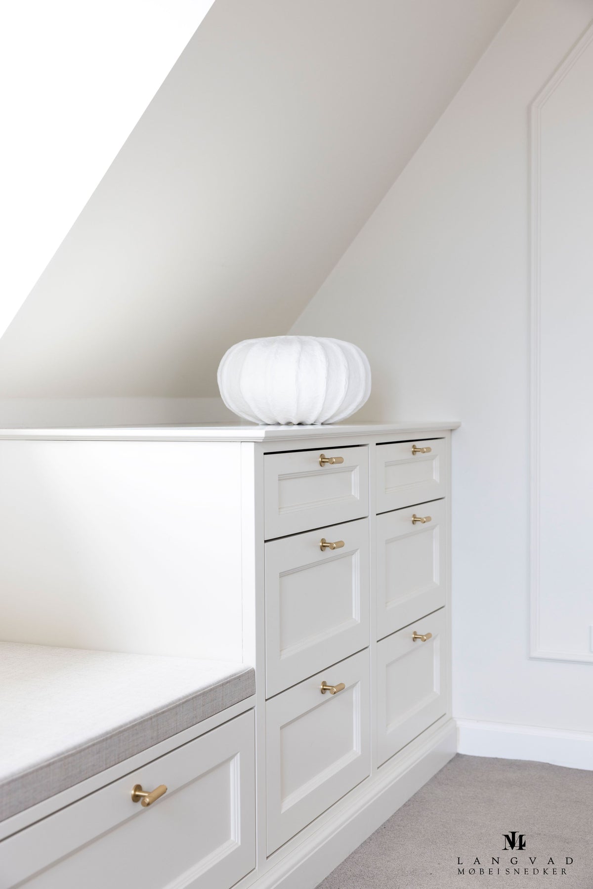 Møbelknop T-bar med linjeret design i børstet messing med lak - Ryvang • Chr. Jørgensen