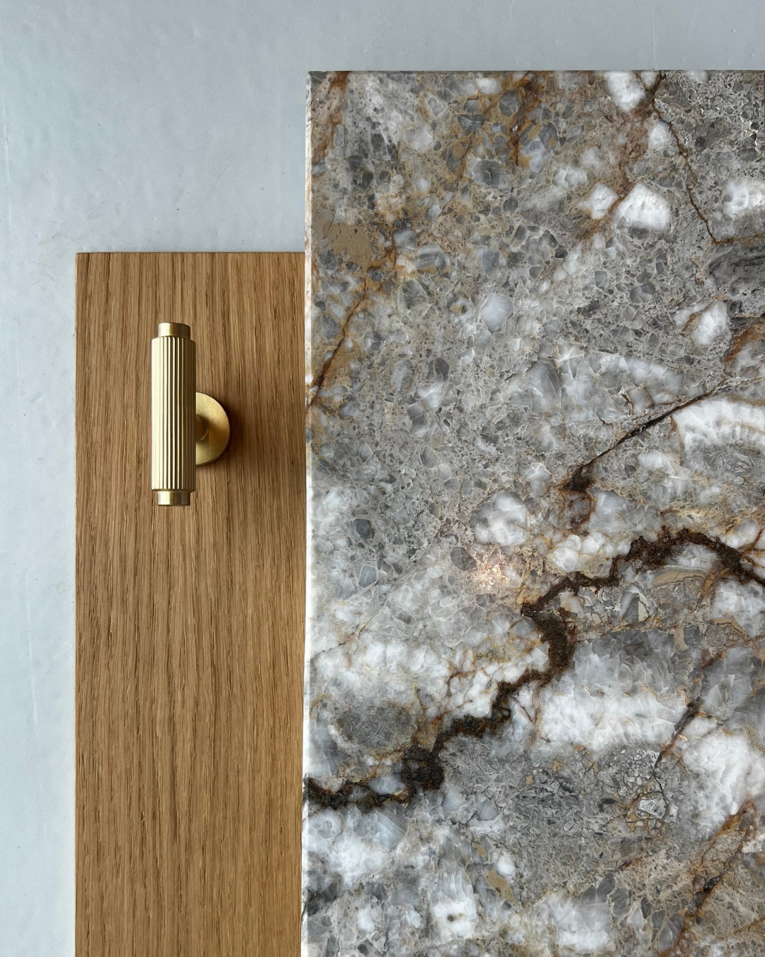 Møbelknop T-bar med linjeret design i børstet messing uden lak - Ryvang • Chr. Jørgensen - Copenhagenhomedesign
