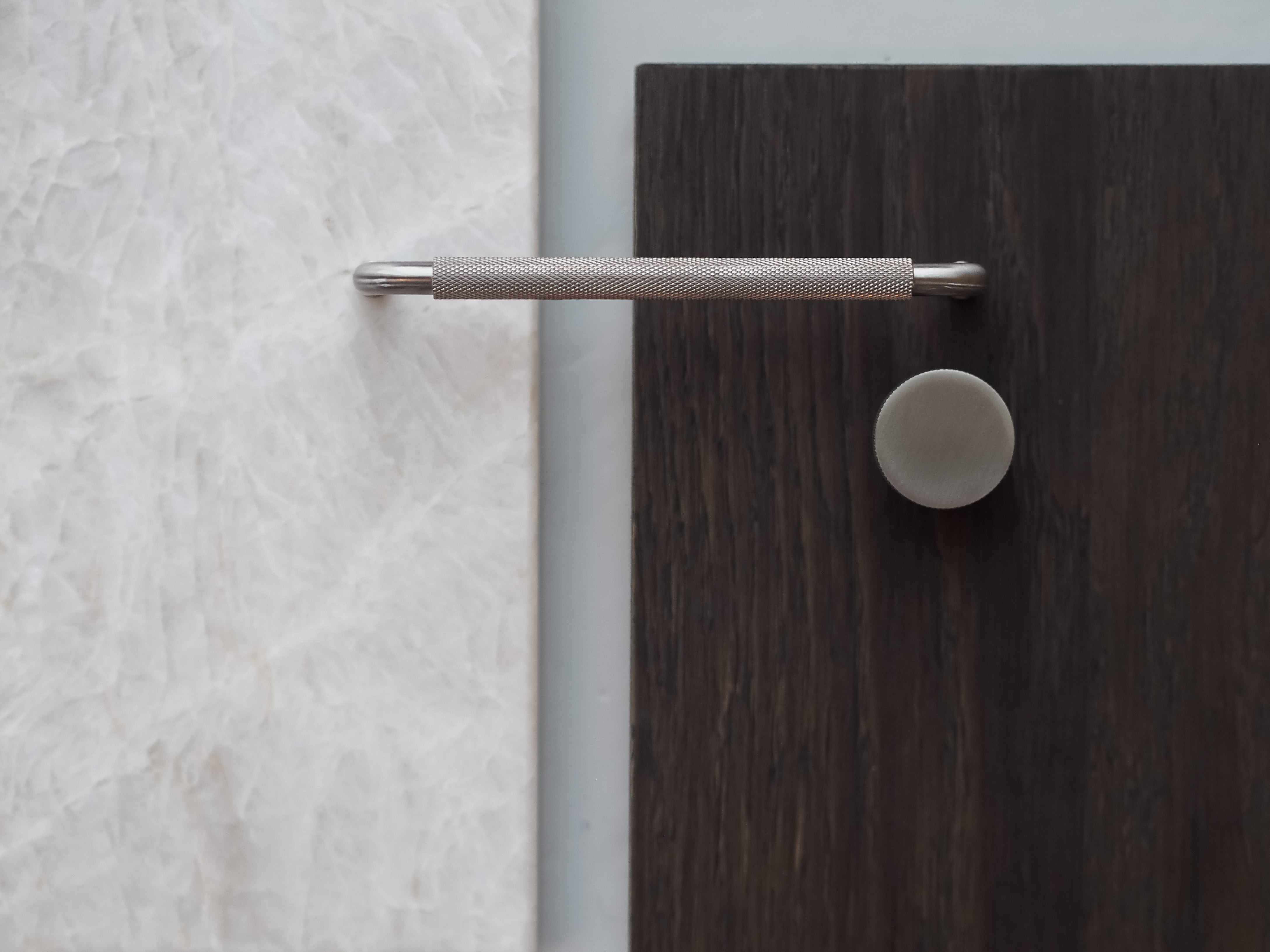 Køkkengreb med diamond cut i rustfrit stål look - Østerbro • Chr. Jørgensen