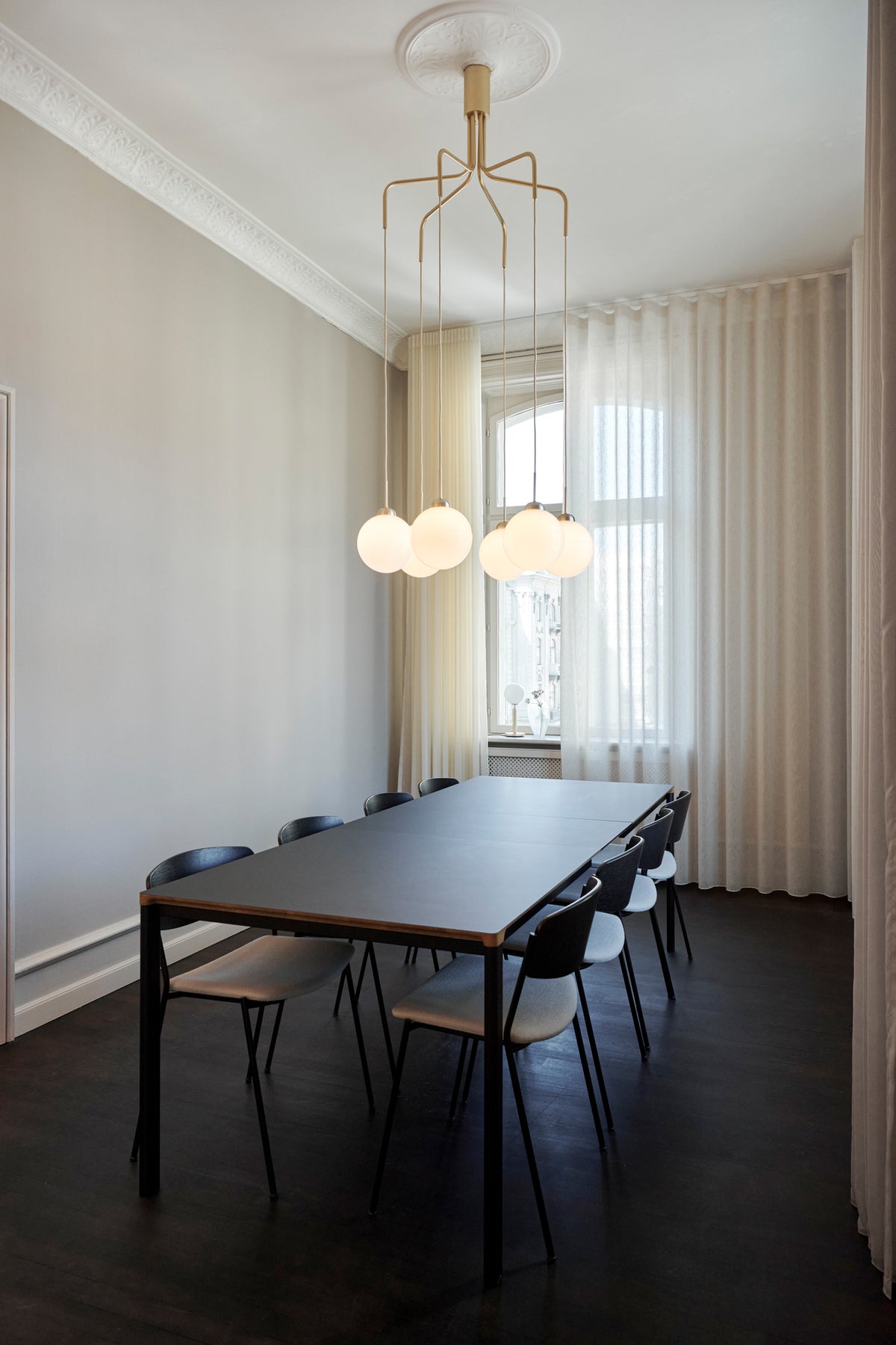 Apiales Cluster 6 lysekrone, brushed brass / opal • NUURA - Copenhagenhomedesign
