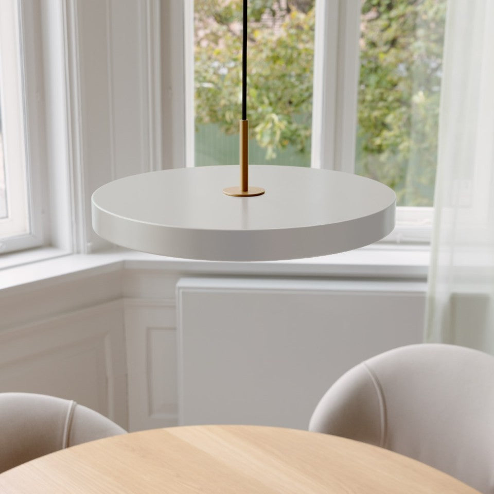 Asteria Plus pendel, lysegrå (mist) og messing • UMAGE