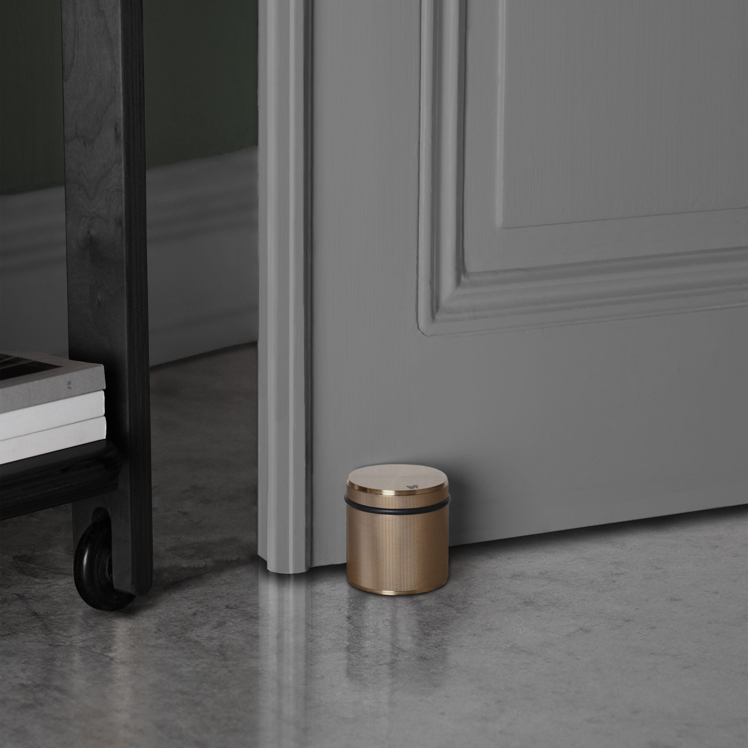Fritstående dørstopper i linjeret mønster, antik messing  • Buster + Punch