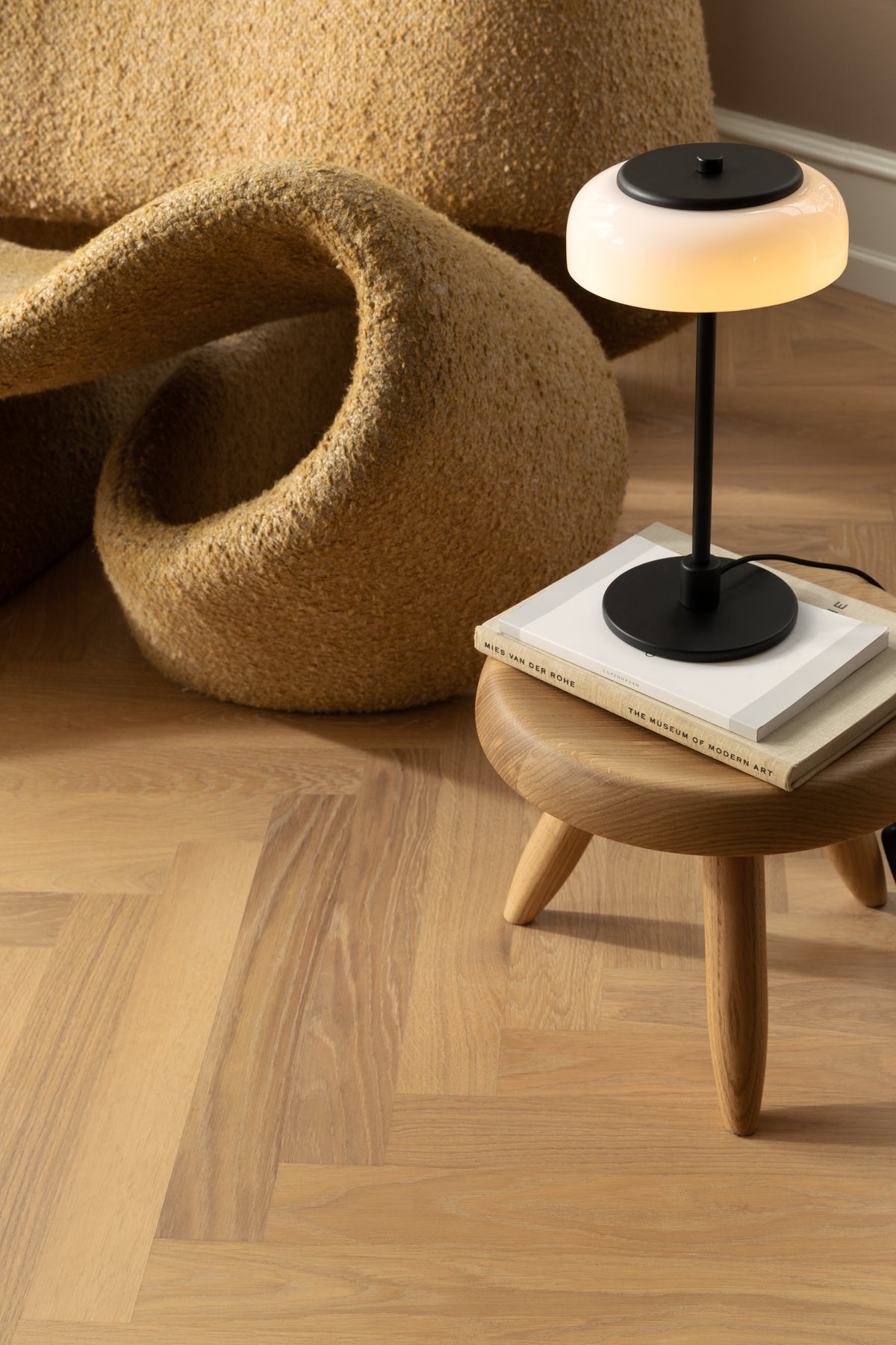 Blossi Table Small bordlampe, sort / opal • NUURA - Copenhagenhomedesign