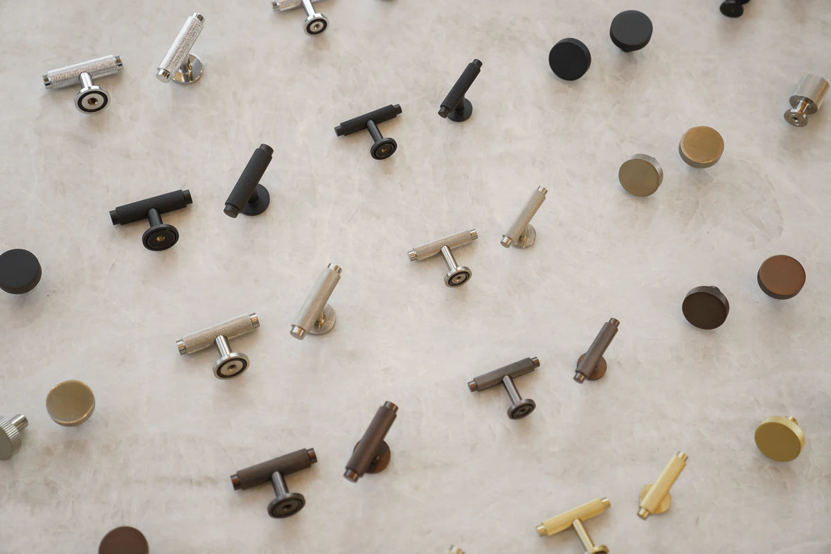 Møbelknop med diamond cut i rustfrit stål look - Østerbro • Chr. Jørgensen