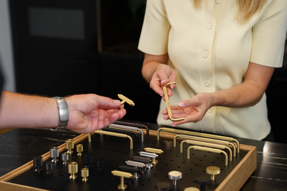 Køkkengreb med diamond cut i rustfrit stål look - Østerbro • Chr. Jørgensen