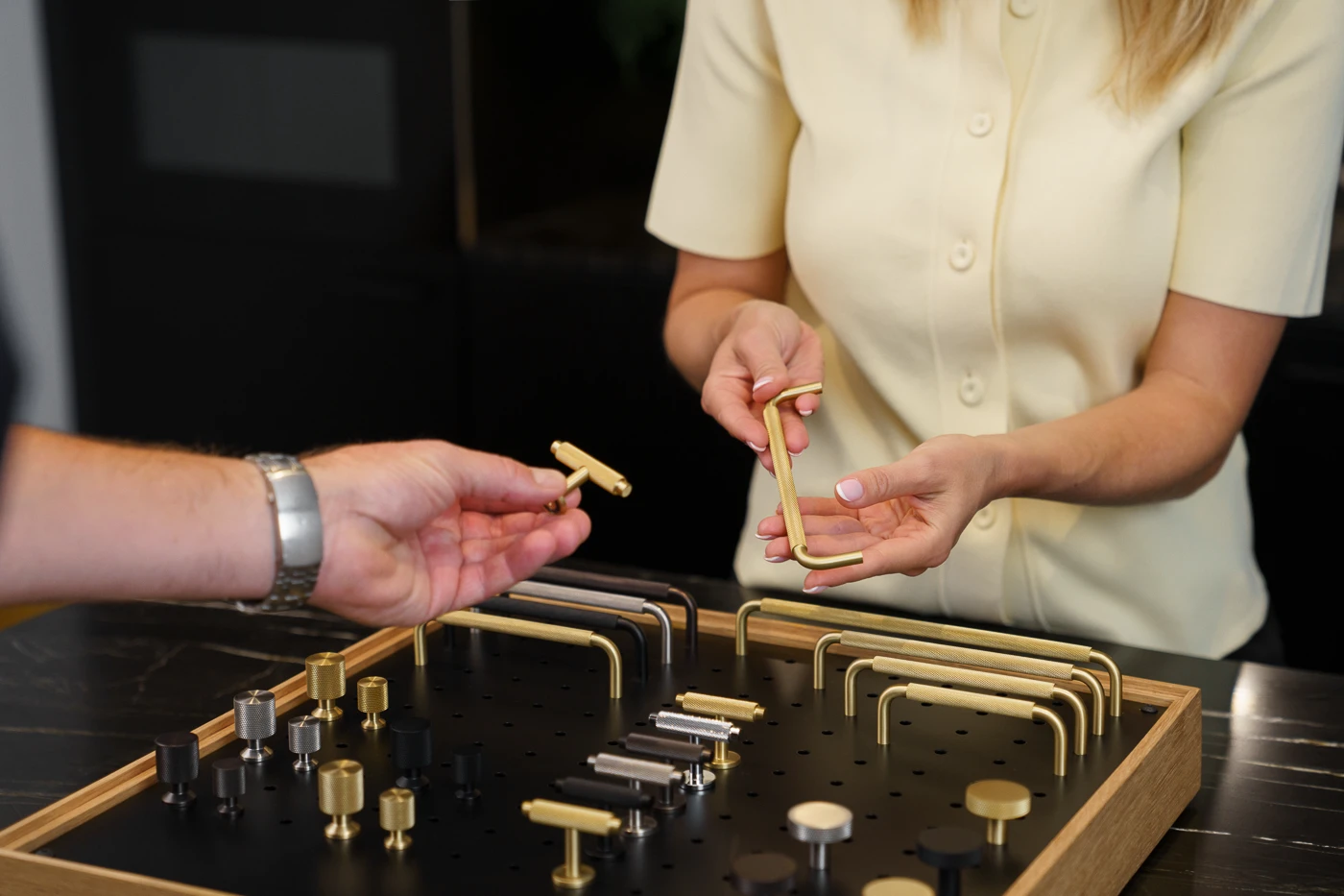 Køkkengreb med diamond cut i rustfrit stål look - Østerbro • Chr. Jørgensen