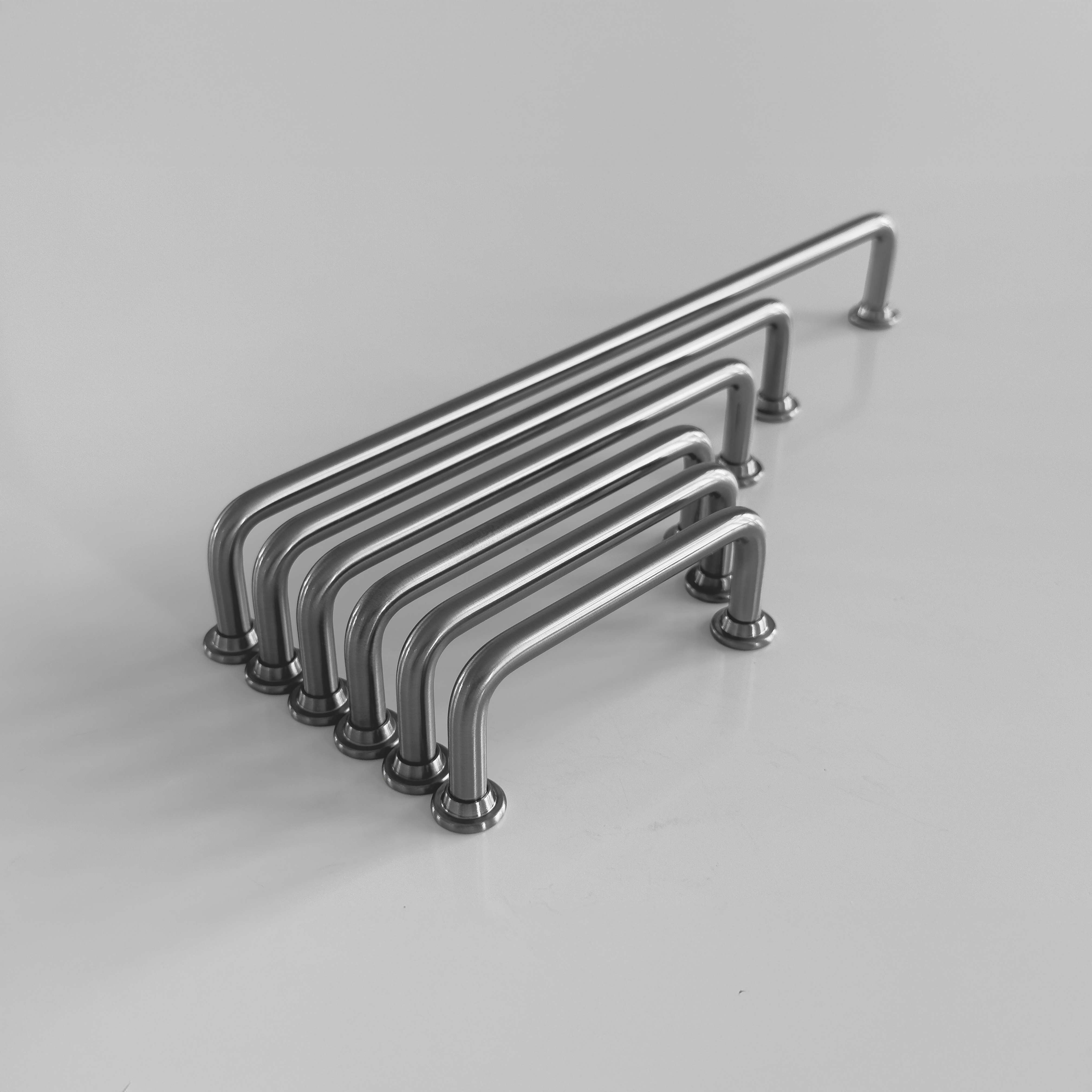 Frederiksberg • Køkkengreb, rustfrit stål look med lak