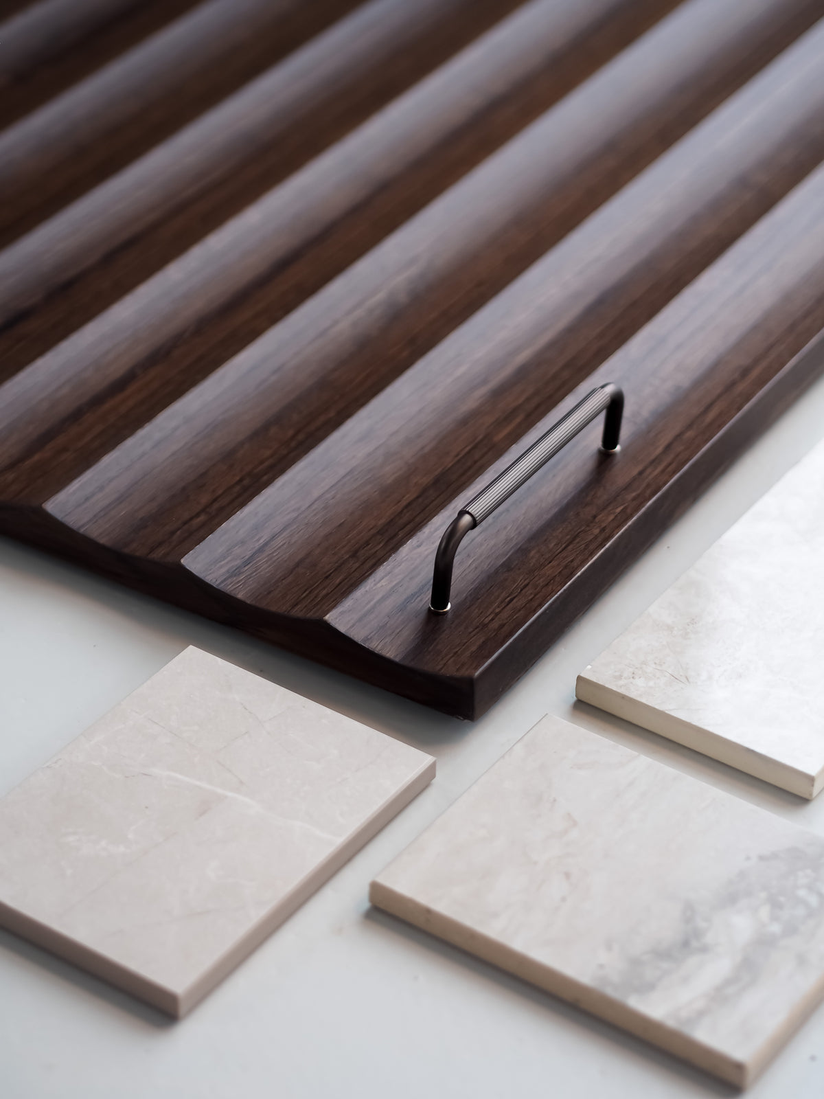 Køkkengreb med linjeret design i bronze / bruneret messing - Langelinie • Chr. Jørgensen