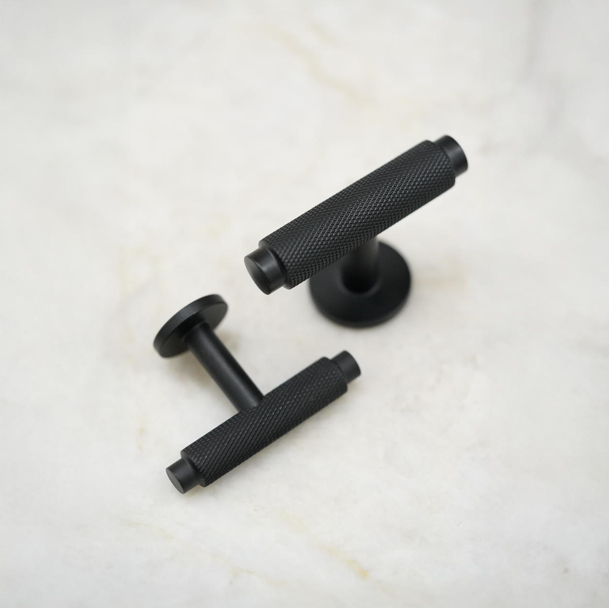 Møbelknop T-bar med diamond cut i sort - Nørrebro • Chr. Jørgensen