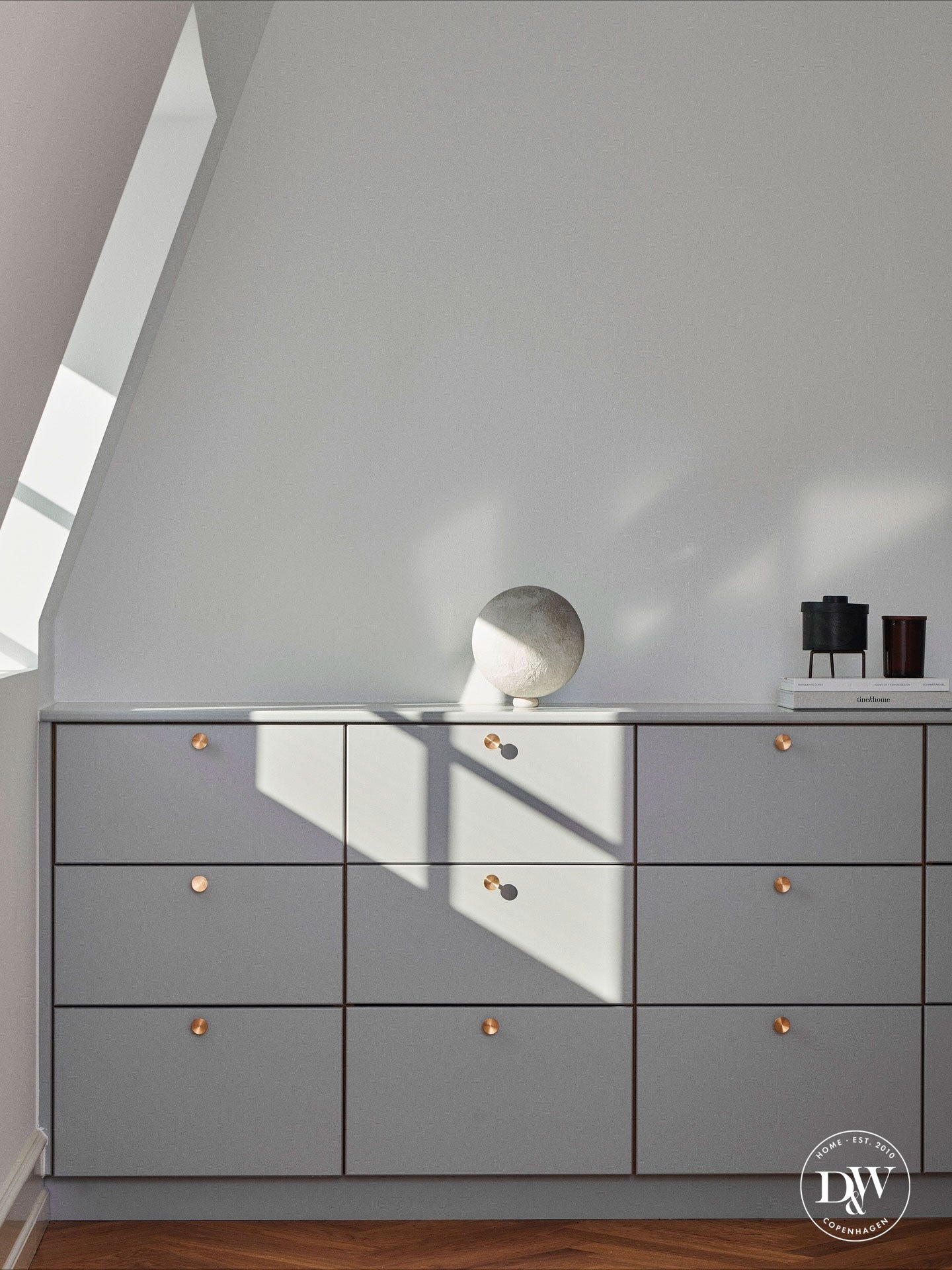 Deep møbelknop, massiv børstet messing uden lak • KYNER & Co - Copenhagenhomedesign