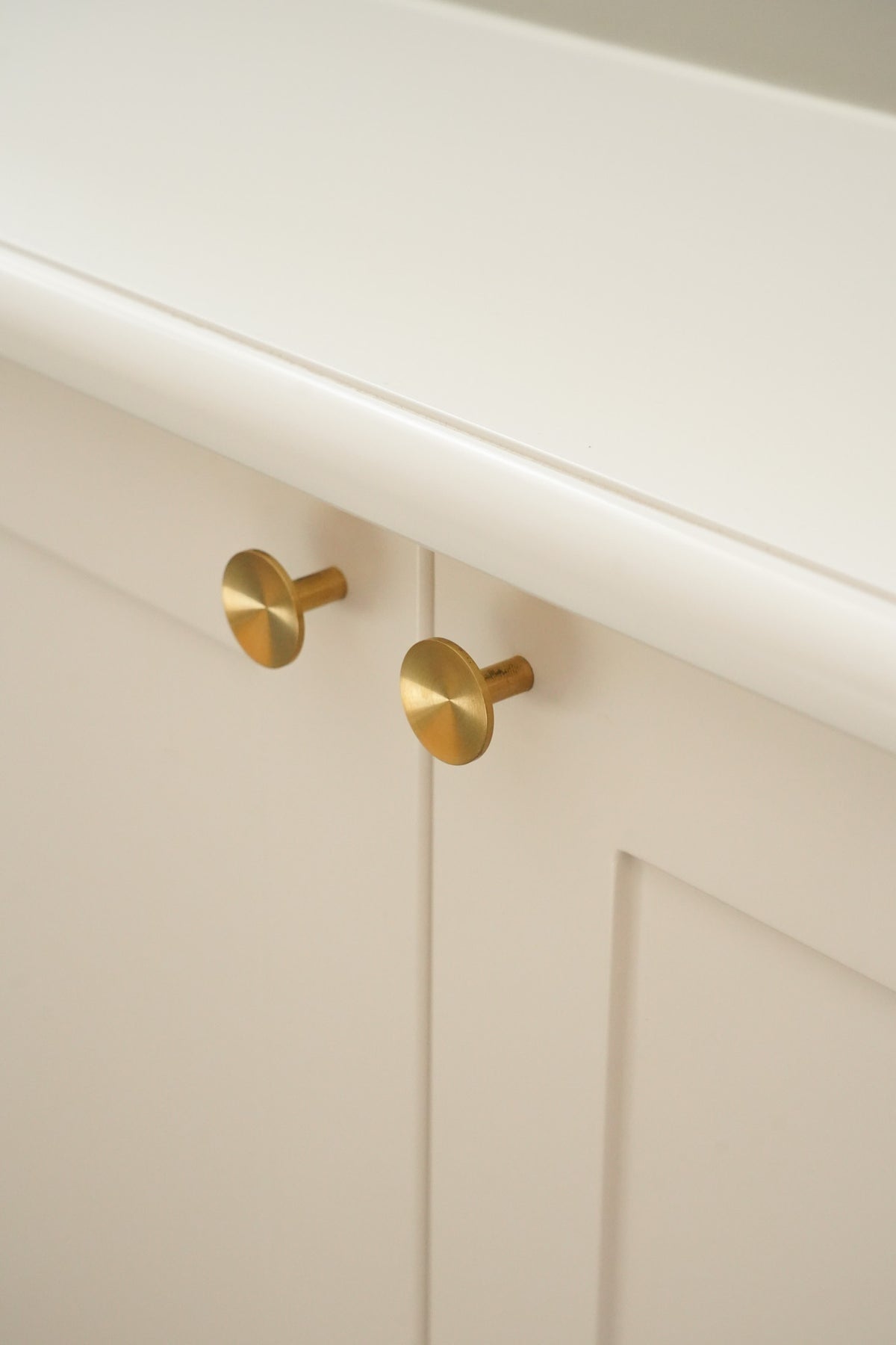 Deep møbelknop, massiv børstet messing uden lak • KYNER & Co - Copenhagenhomedesign