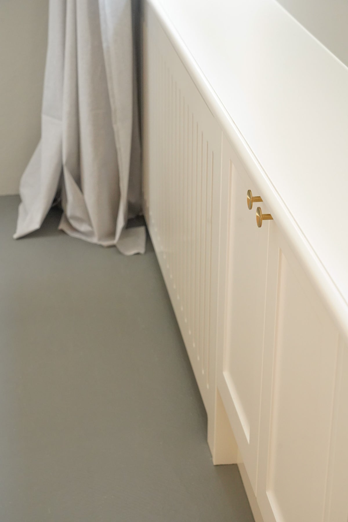 Deep møbelknop, massiv børstet messing uden lak • KYNER & Co - Copenhagenhomedesign