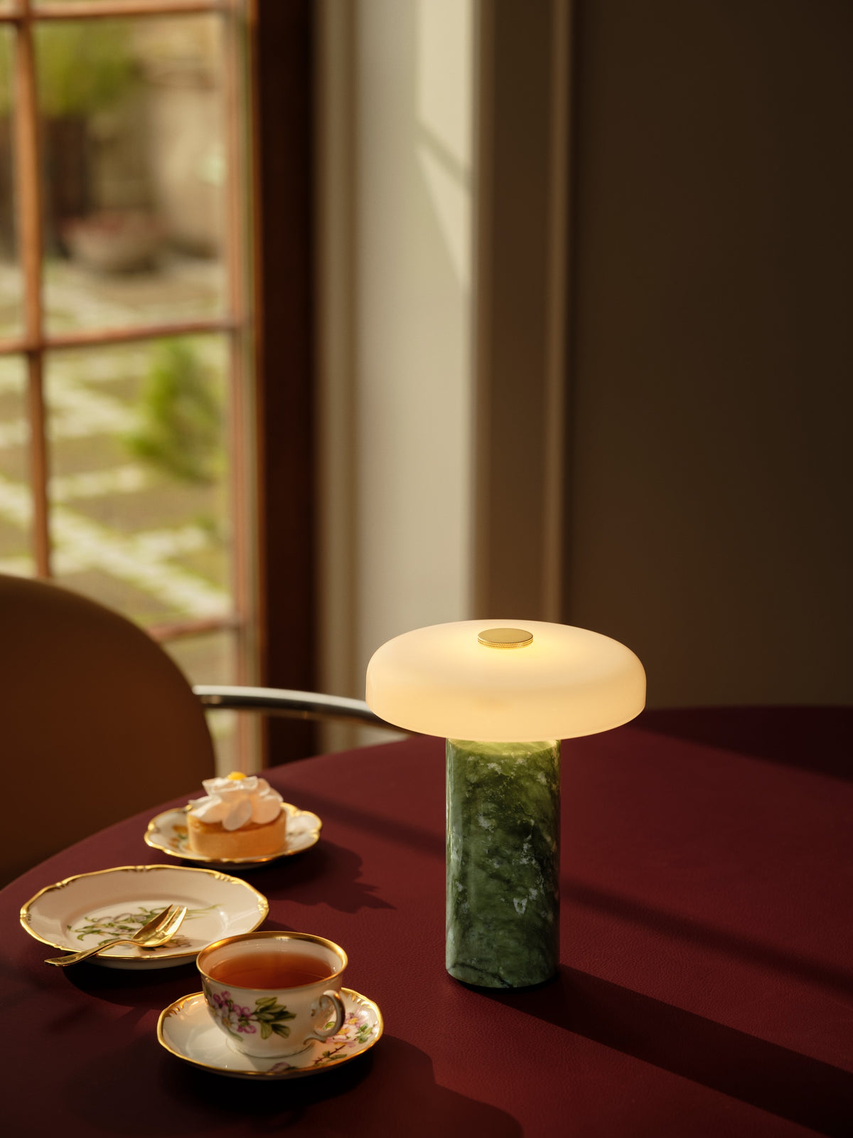 Trip Portable bordlampe, apple/opal glossy • Design by Us - Copenhagenhomedesign