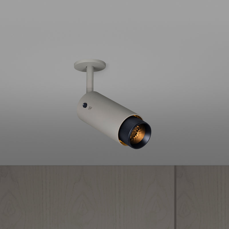 Exhaust Spot Cross i stone med sorte detaljer • Buster + Punch