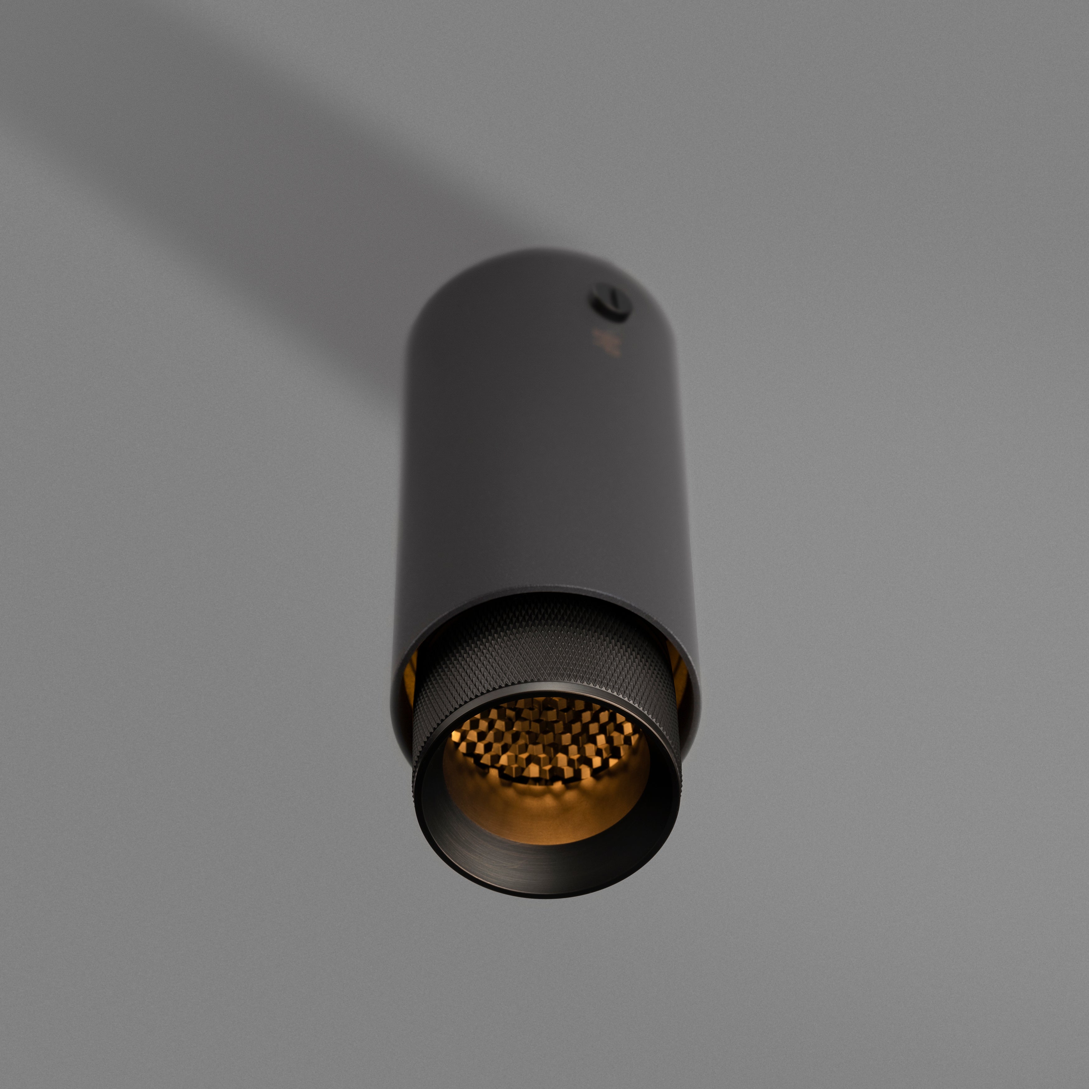 Exhaust Surface Cross spot i graphite med detaljer i smoked bronze  • Buster + Punch