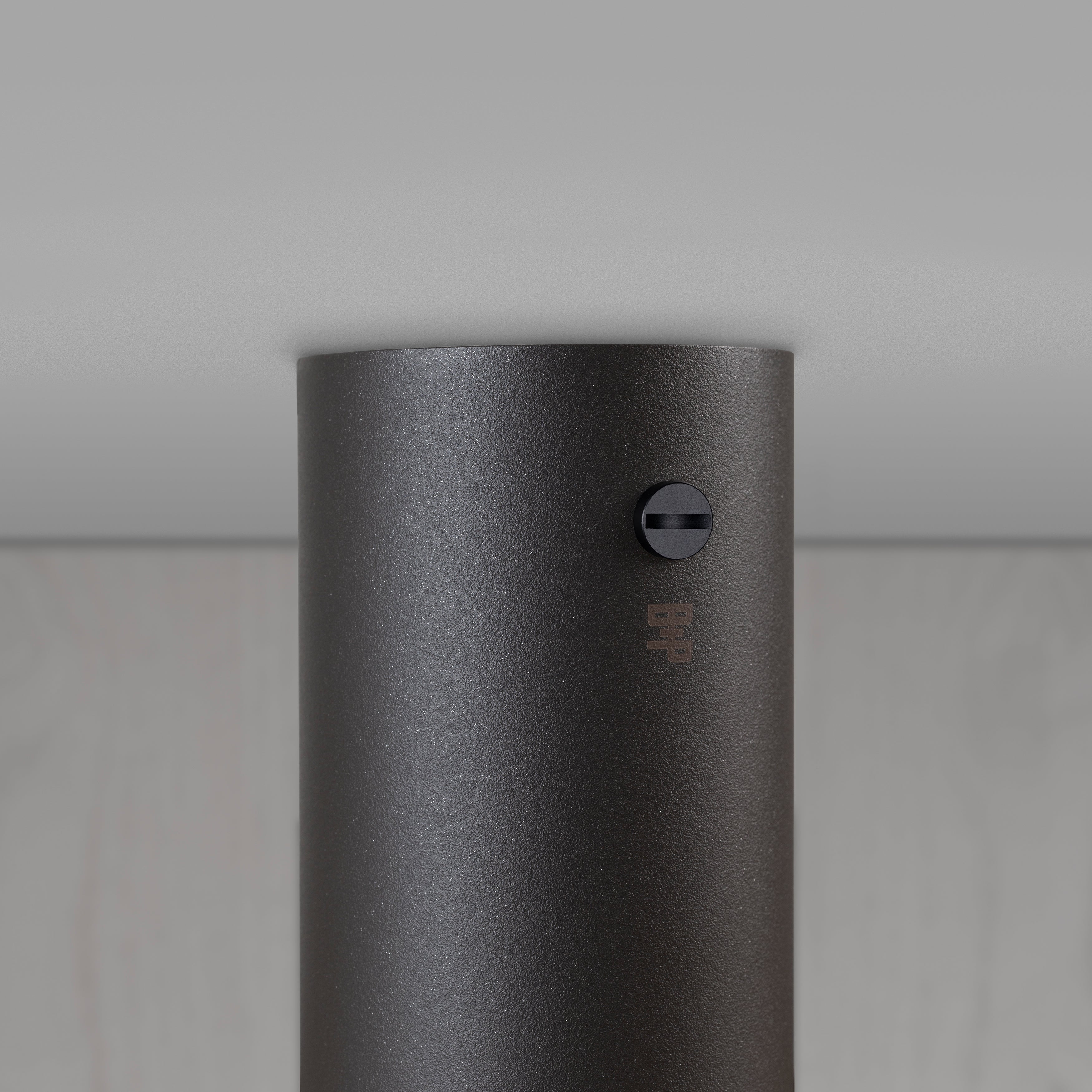 Exhaust Surface Cross spot i graphite med sorte detaljer • Buster + Punch