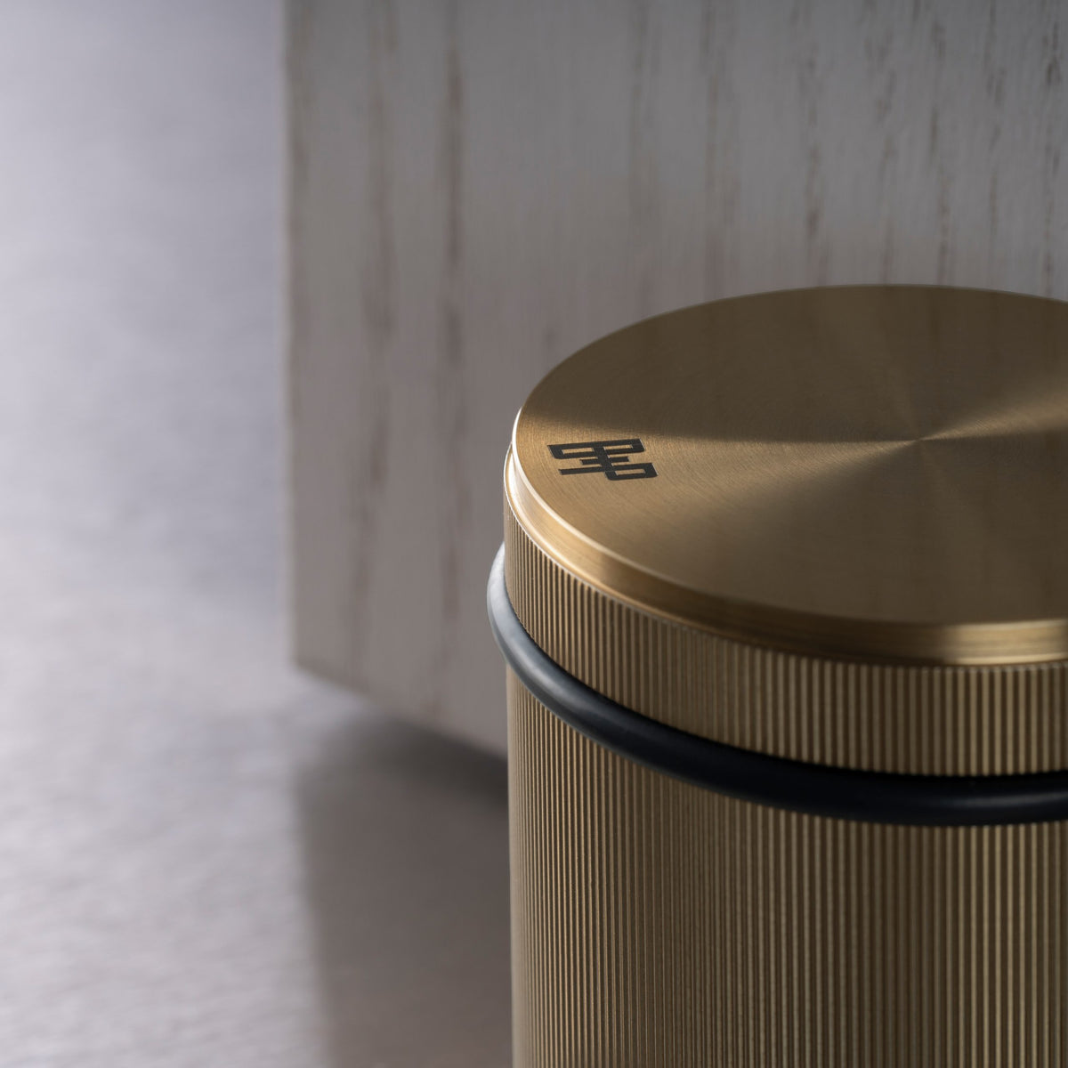 Fritstående dørstopper i linjeret mønster, antik messing  • Buster + Punch - Copenhagenhomedesign