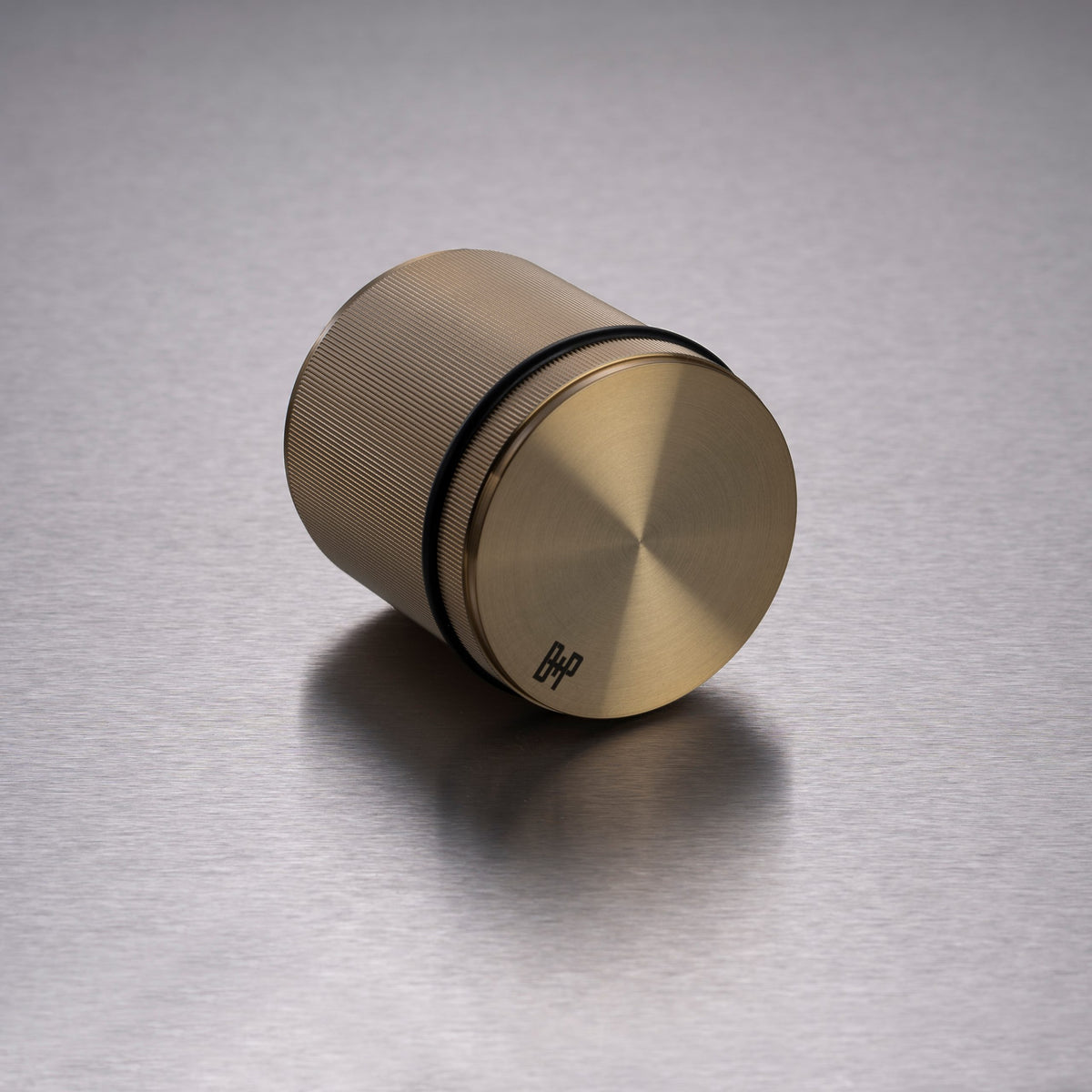 Fritstående dørstopper i linjeret mønster, antik messing  • Buster + Punch - Copenhagenhomedesign