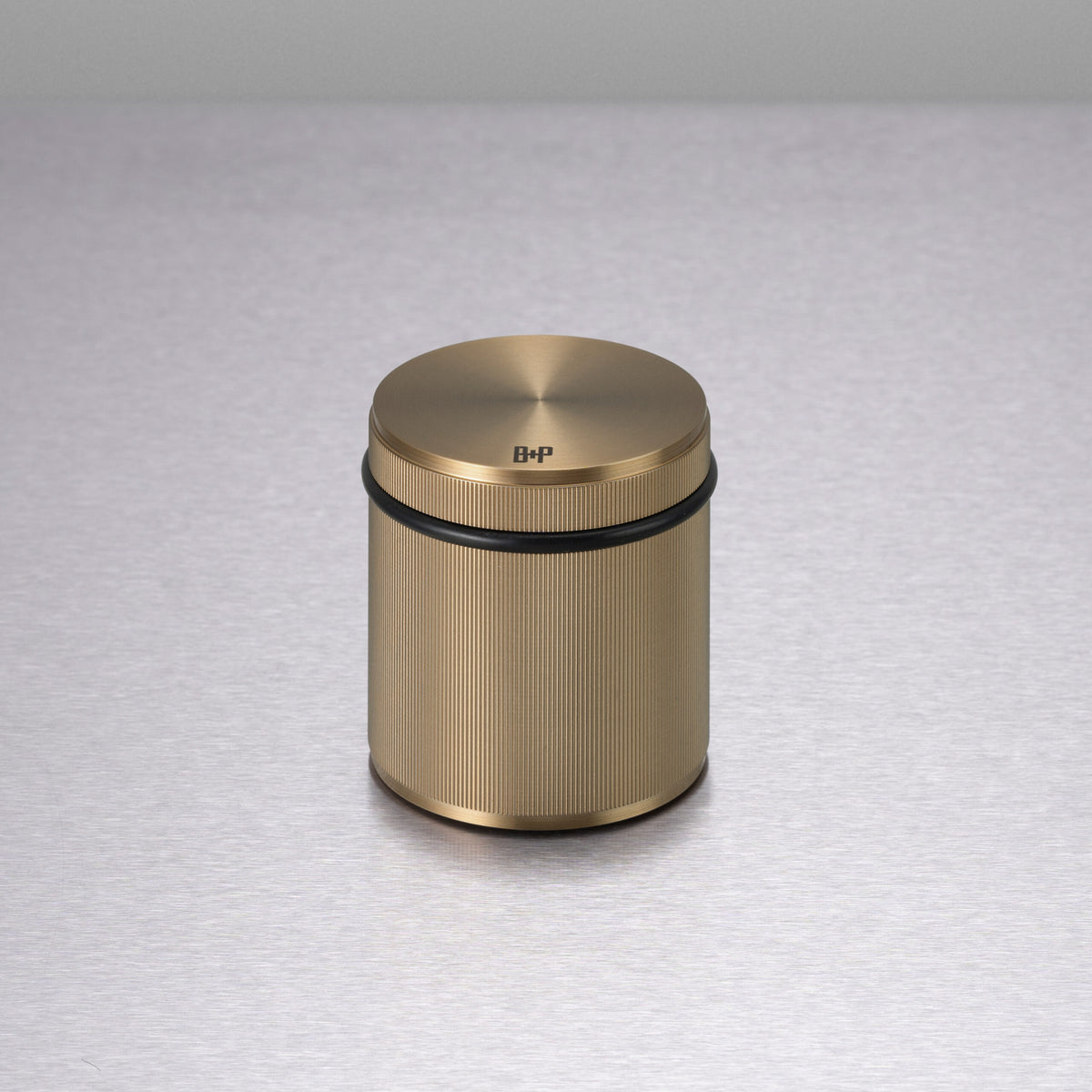 Fritstående dørstopper i linjeret mønster, antik messing  • Buster + Punch - Copenhagenhomedesign