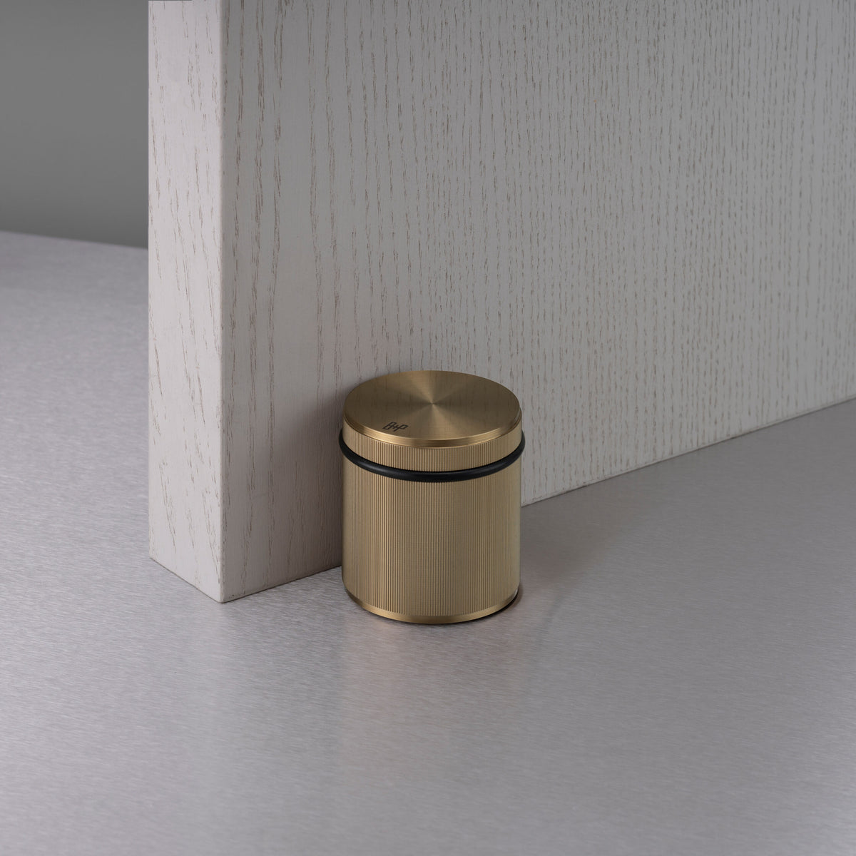 Fritstående dørstopper i linjeret mønster, antik messing  • Buster + Punch - Copenhagenhomedesign