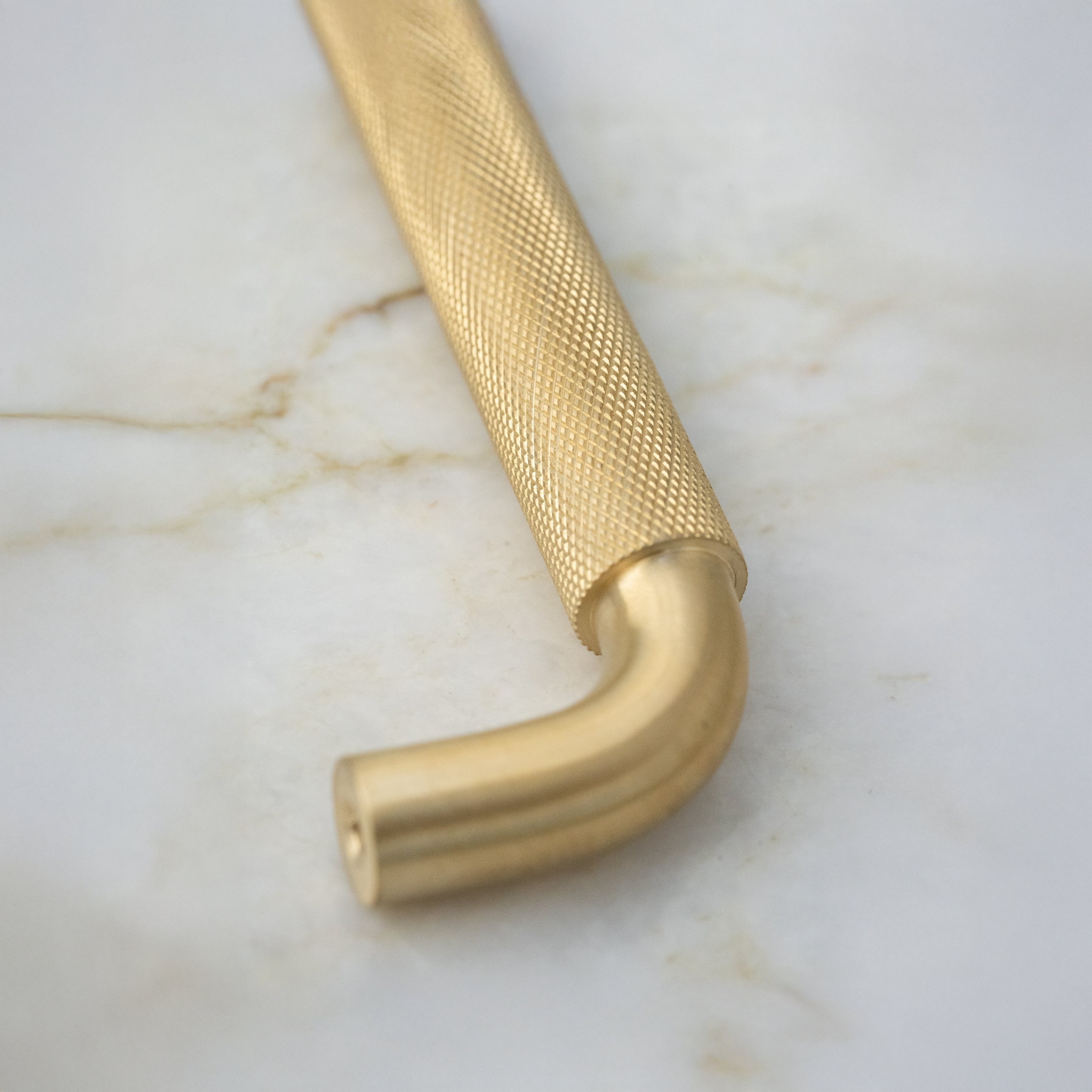 Holmen • Køkkengreb med diamond cut, messing med lak