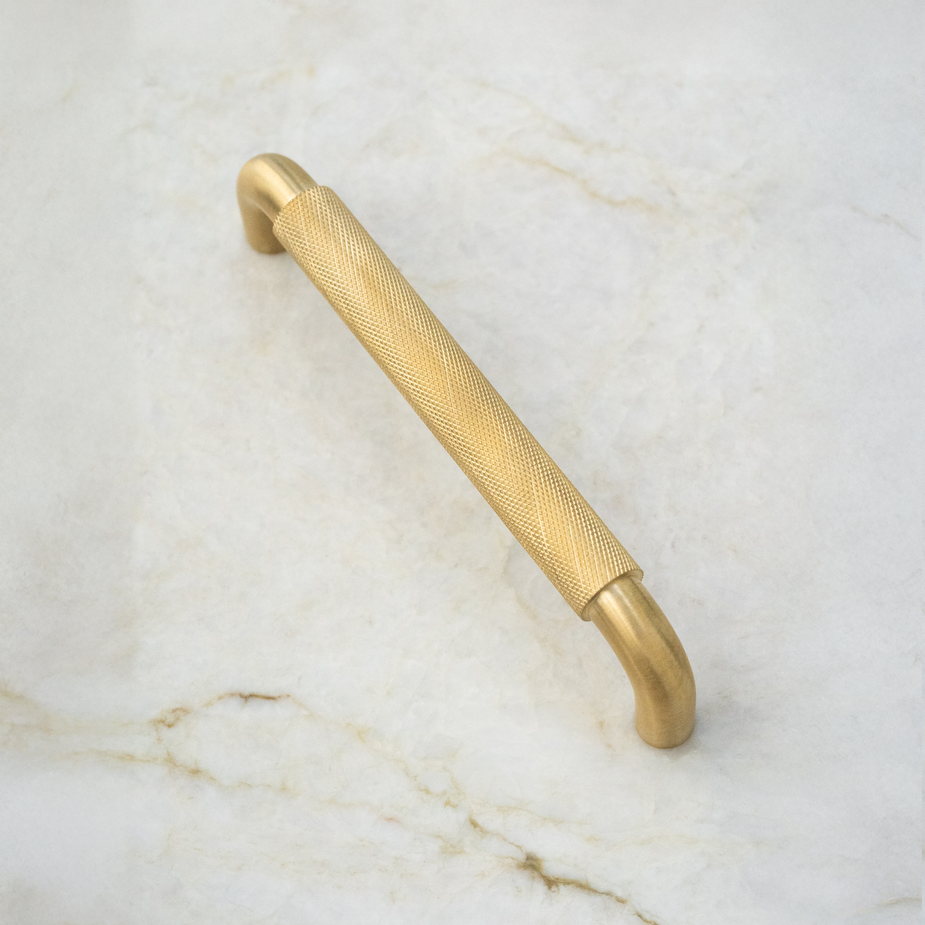 Holmen • Køkkengreb med diamond cut, messing uden lak